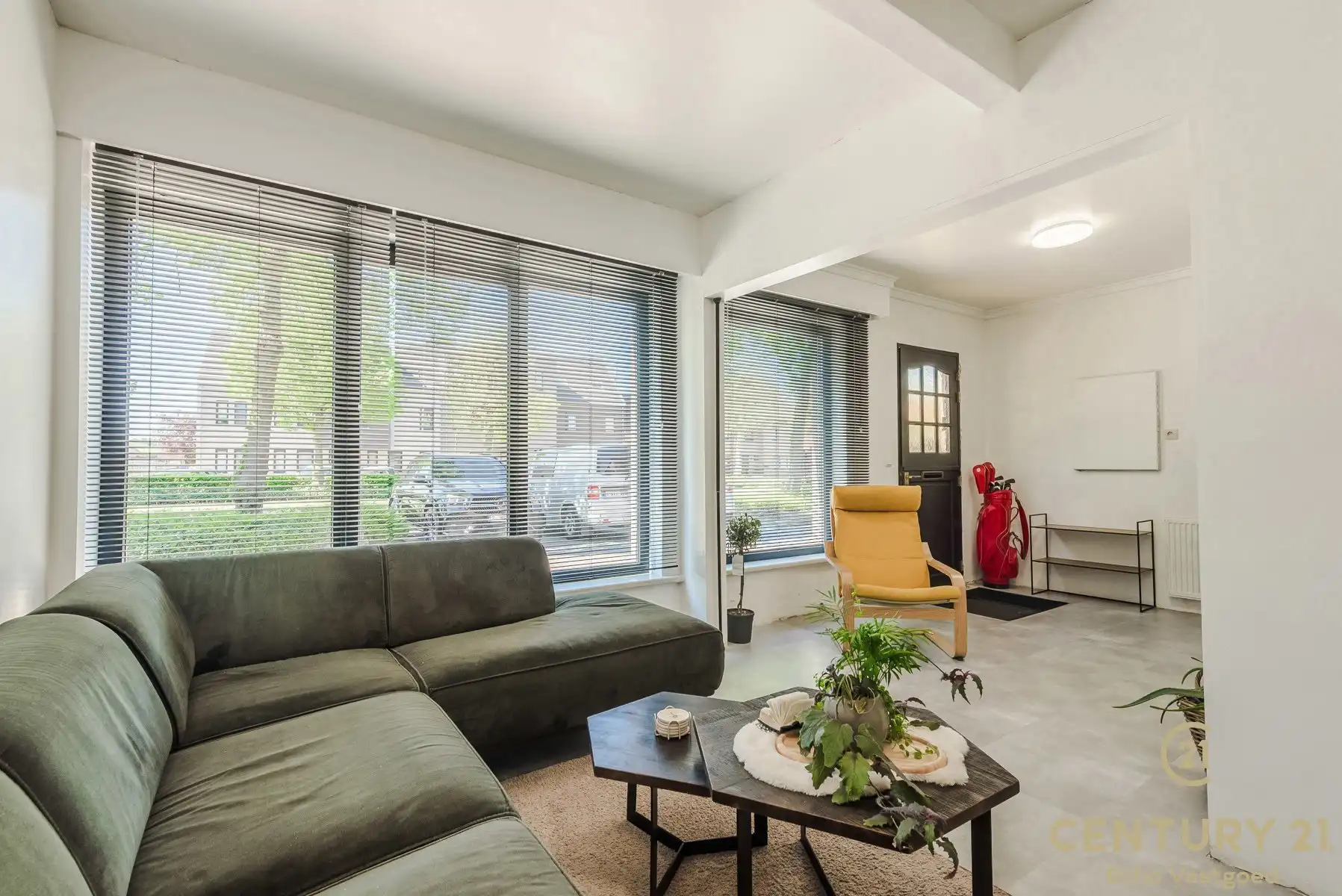 Veelzijdige en ruime centraal gelegen hoekwoning  foto 2