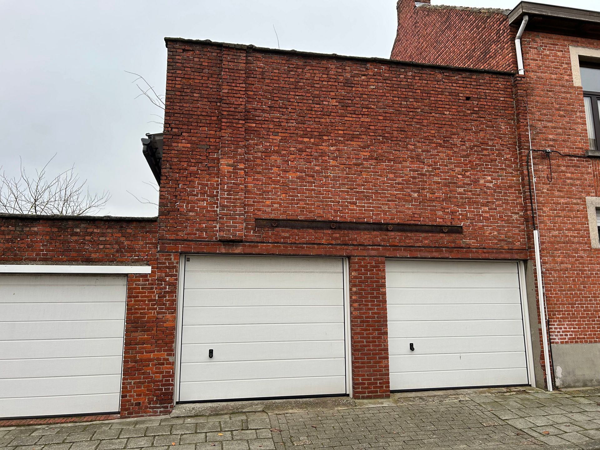 Afgesloten garagebox met bovenliggende berging te koop foto {{pictureIndex}}