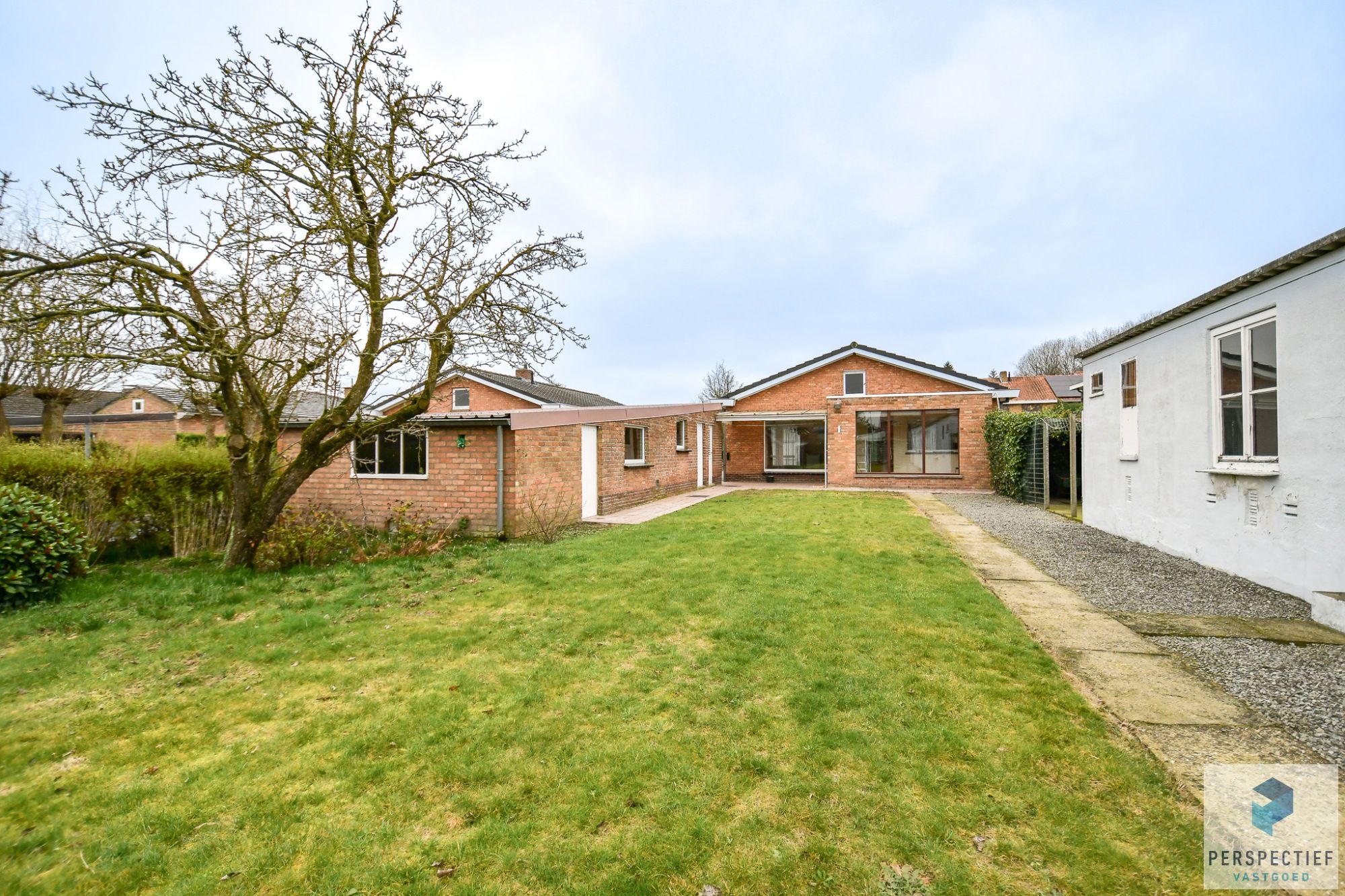 BEZOEKMOMENT WOENSDAG 06/08 VAN 16.30U TOT 18.30U | INSTAPKLARE WONING met GARAGE, 2 SLPK - GROTE GARAGE/ LOODS en TUIN foto 3