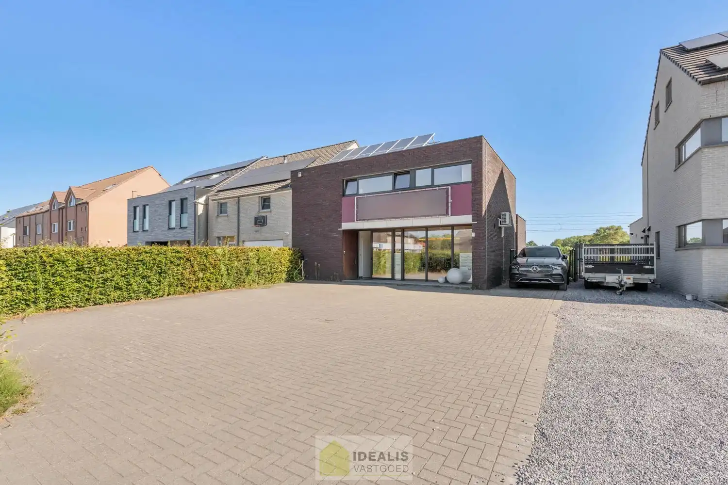 IDEALIS VASTGOED – GELIJKVLOERSE KANTOORRUIMTE MET BOVENLIGGEND APPARTEMENT OP EEN ZICHTLOCATIE IN DIEPENBEEK! Deze gelijkvloerse kantoorruimte van + - 105m² met bovenliggend apart toegankelijk appartement van + - 97 m² met zeer ruim terras is gelegen langs de Steenweg in Diepenbeek en heeft ruim voldoende parkeergelegenheid op eigen terrein. De perfecte zet voor zij die op zoek zijn naar een interessante investering op een zichtlocatie! foto 3