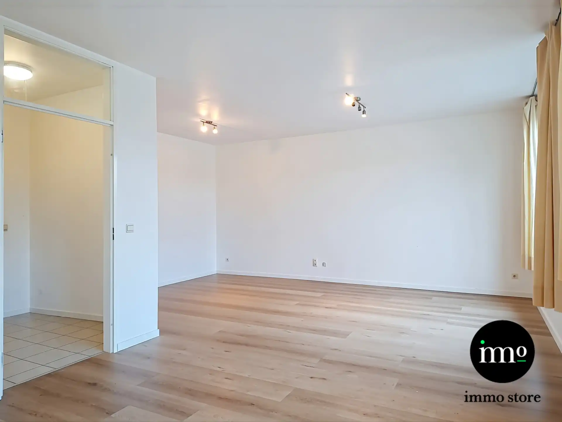 Lichtrijk 1-slaapkamerappartement met parking – Tour & Taxis foto 2