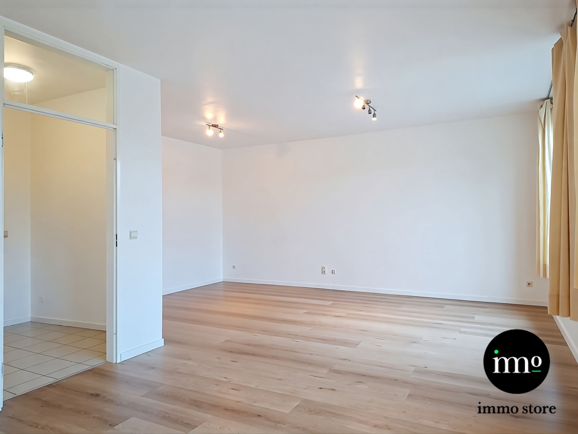 Lichtrijk 1-slaapkamerappartement met parking – Tour & Taxis foto 2