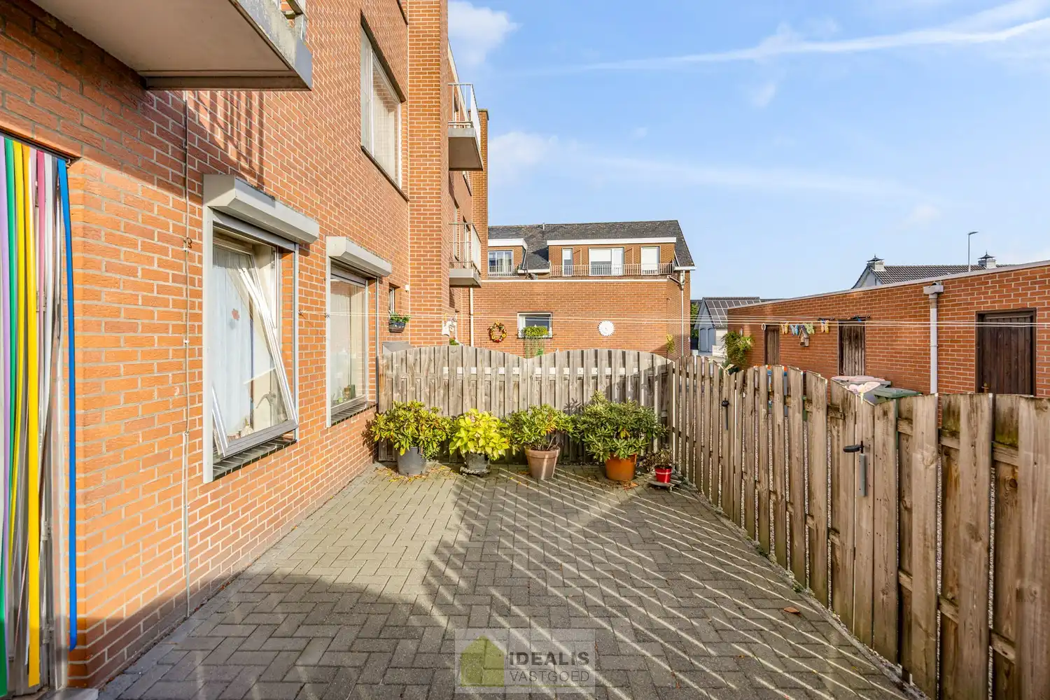 IDEALIS VASTGOED - GELIJKVLOERS APPARTEMENT IN HET CENTRUM VAN KAULILLE, BOCHOLT! Dit appartement van het bouwjaar 1972 biedt u een ruime keuken met aangrenzend bijkeuken met extra opbergruimte, een heerlijke woonkamer met grote glaspartijen, fijne slaapkamer, terras en privatieve garagebox. Dé unieke kans voor kandidaten op zoek naar een appartement op een aangename locatie vlakbij het centrum van Bocholt!! foto 19