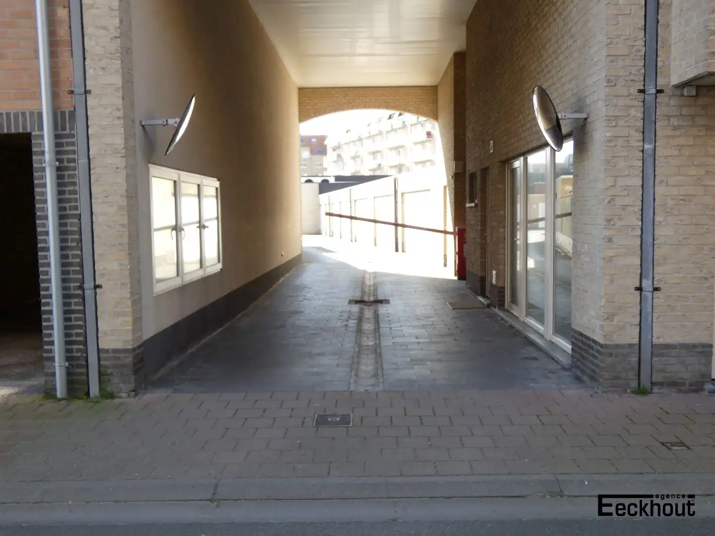 Garagebox met automatische poort dicht bij strand en duinen foto 13