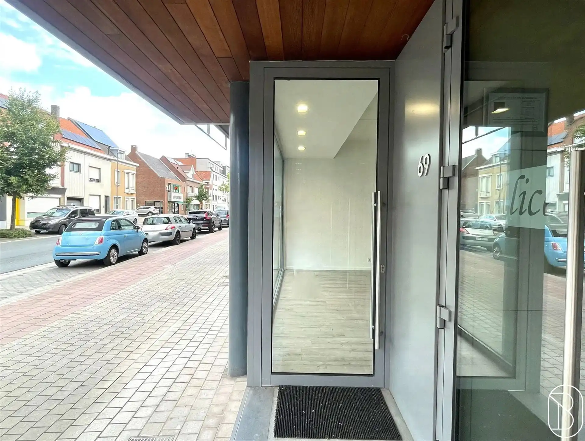 TOPgelegen leuke handelsruimte met 2 parkeerplaatsen! foto 5