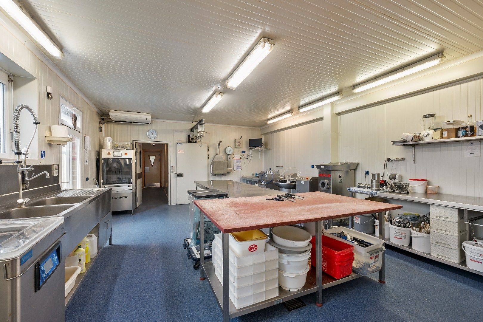 COMMERCIËLE HANDELSWOONST MET 3 SLPKS, GROTE GARAGE EN GUNSTIG EPC foto 7