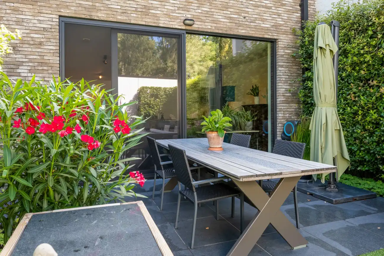 Recent nieuwbouwappartement met groot terras, stadstuintje en 2 autostaanplaatsen in het hartje van het vernieuwde dorp van Zeveneken! foto 15