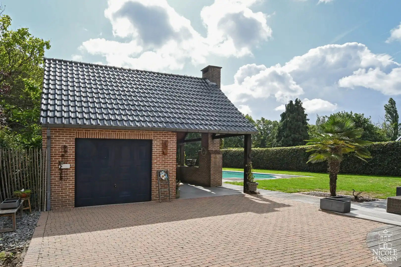 Instapklare gezinswoning met vier slaapkamers en zwembad foto 31