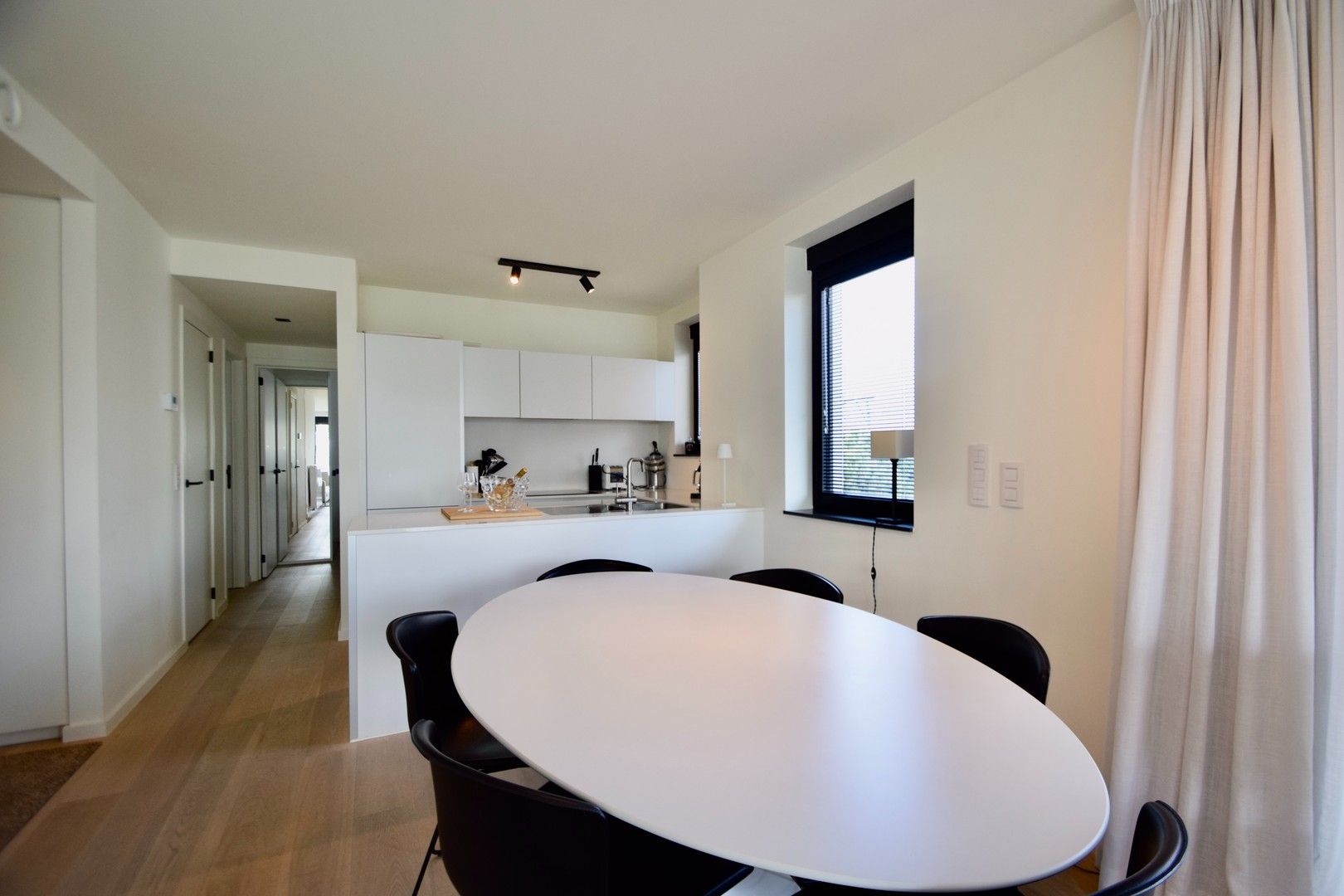 Hoekappartement te huur in Duinenwater met een prachtig zonneterras genietend van het frontaal meerzicht. foto 10