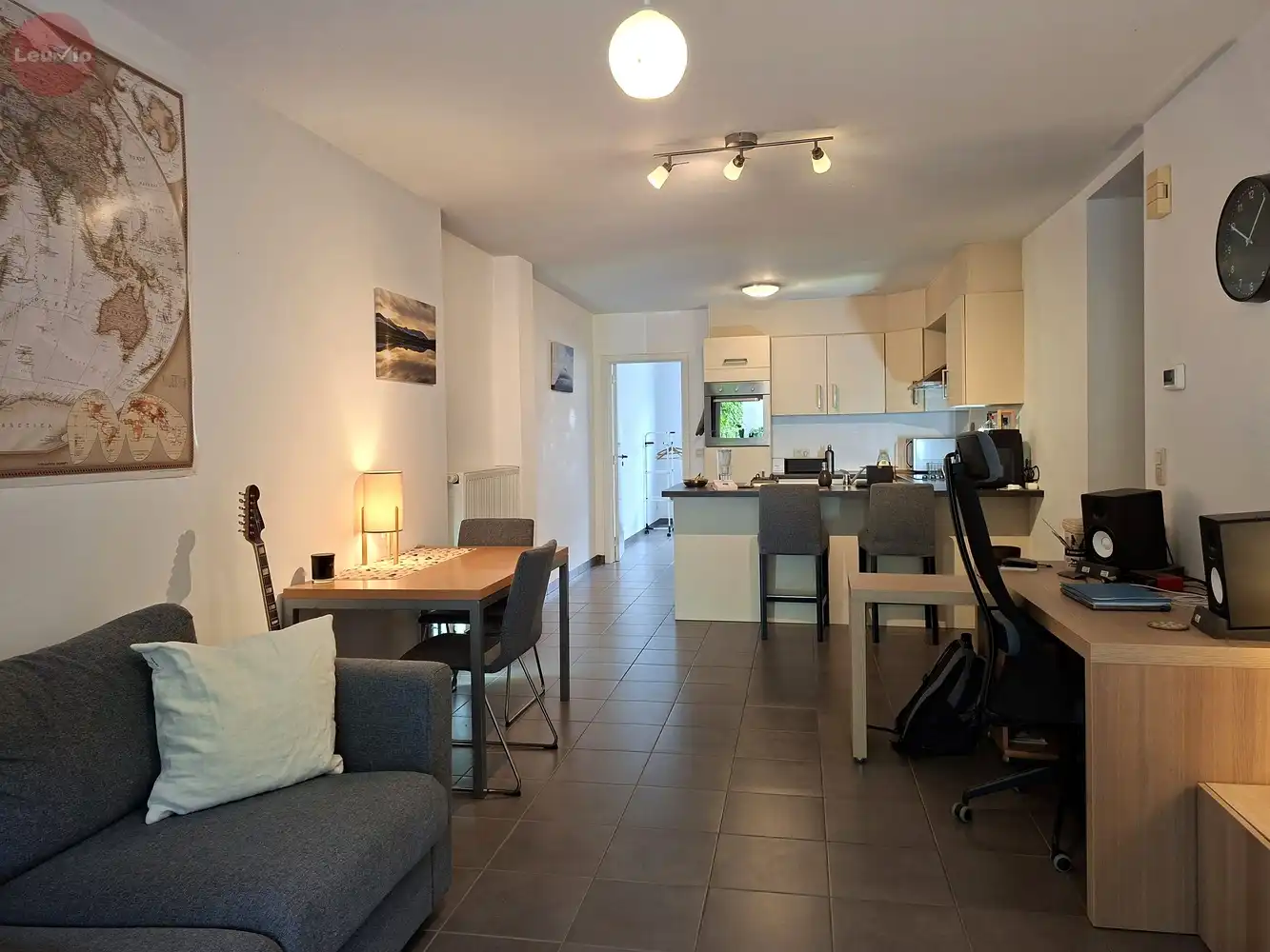 Ruim gelijkvloers appartement / 2 slpkms / autostaanplaats /tuintje in stadsrand foto 2