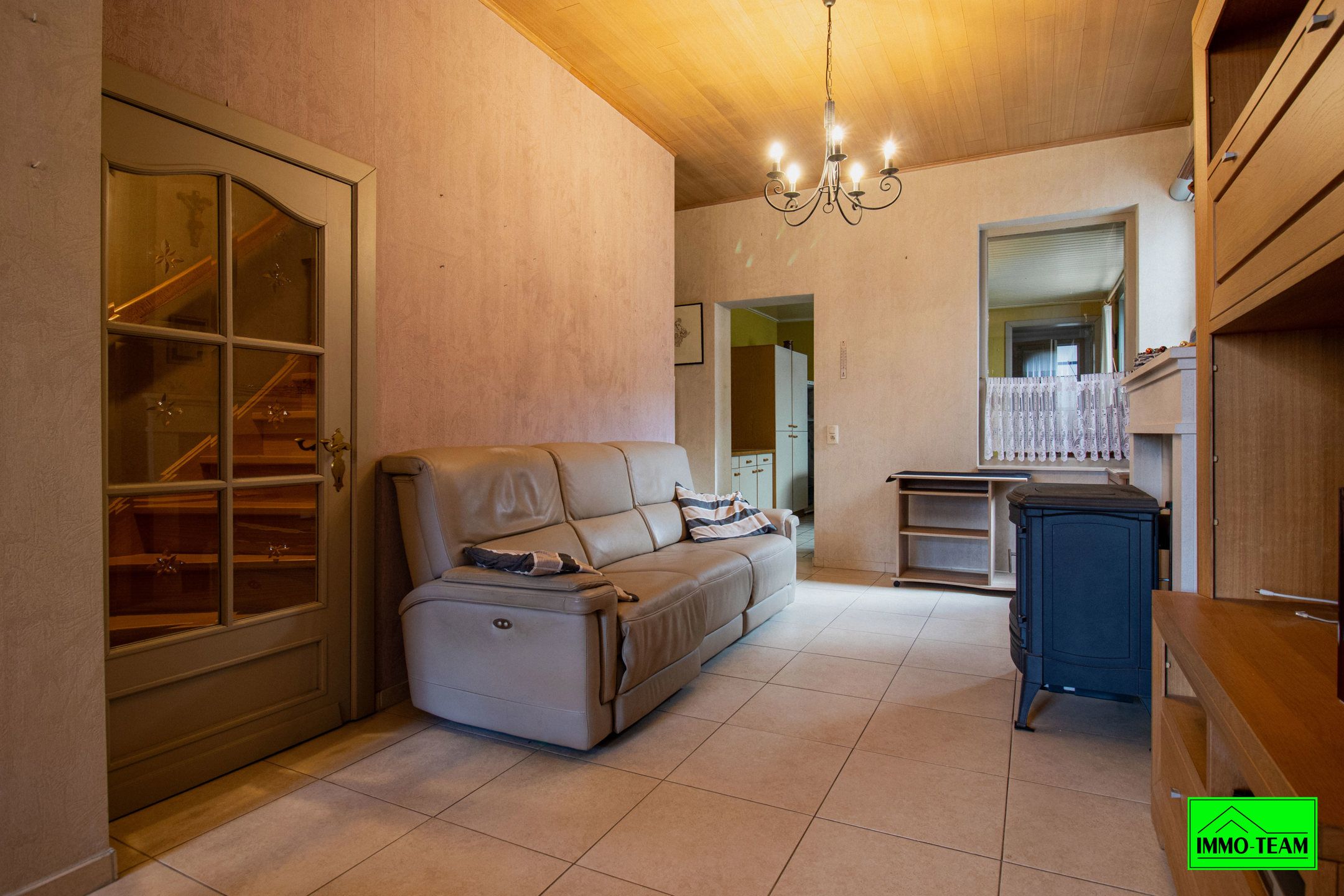 Goed onderhouden rijwoning met garage en ruim atelier foto 5
