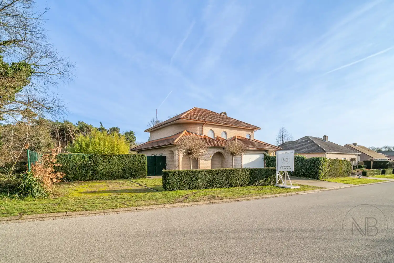 Ruime zuiderse gezinswoning  met 3 slaapkamers foto {{pictureIndex}}