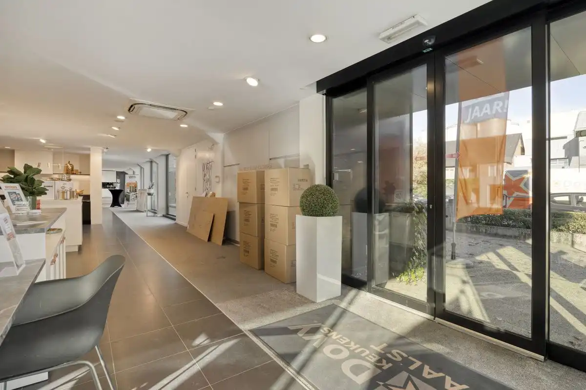 HIGH-END COMMERCIEEL GEBOUW OP BAANLOCATIE MET RUIME PRIVE PARKING foto 10