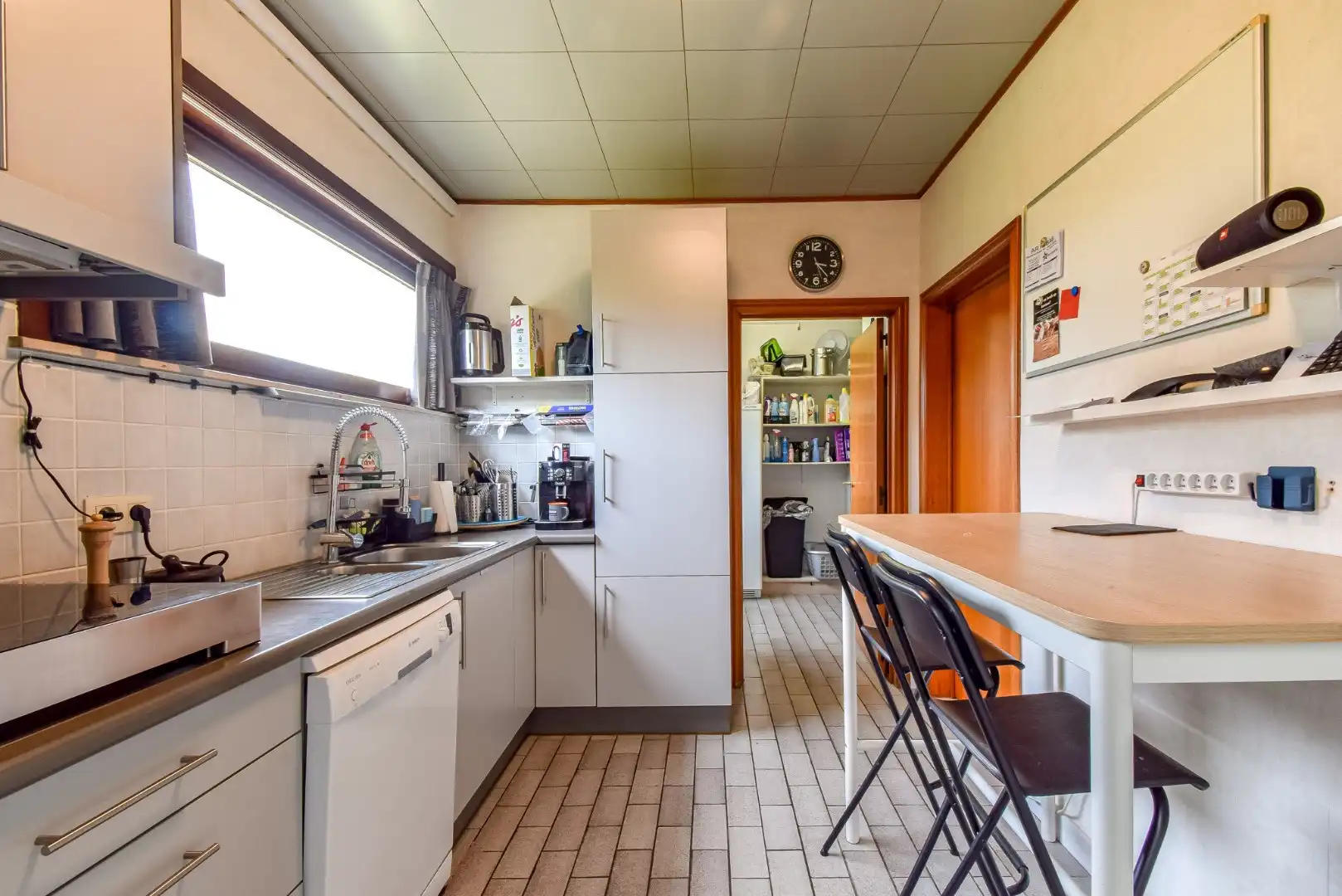 Ruime gezinswoning met grote tuin en 4 slaapkamers in  rustige woonwijk te Gistel foto 6