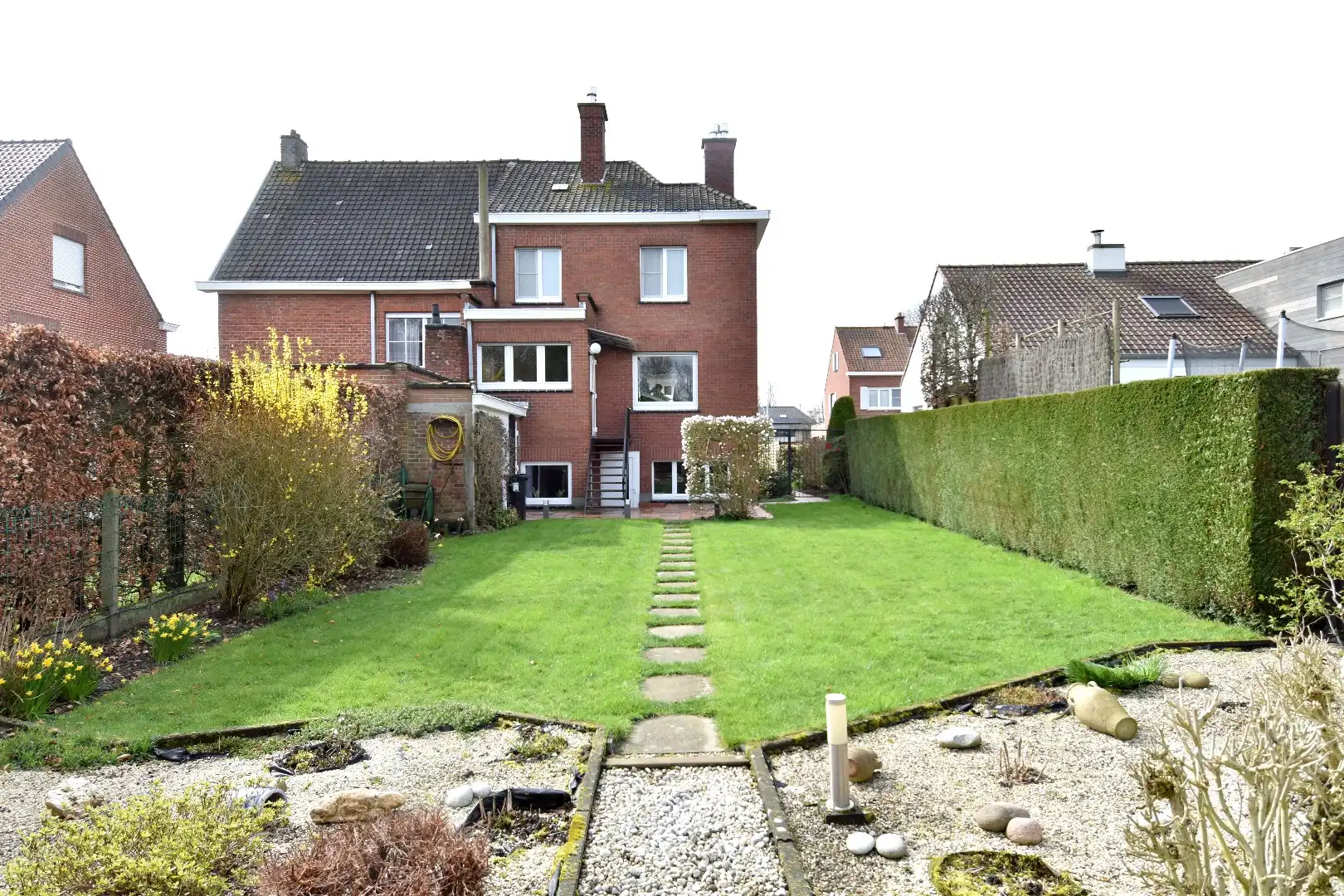 Karaktervolle woning met 3 slaapkamers, garage én tuin op een rustige locatie te koop in Marke foto 16