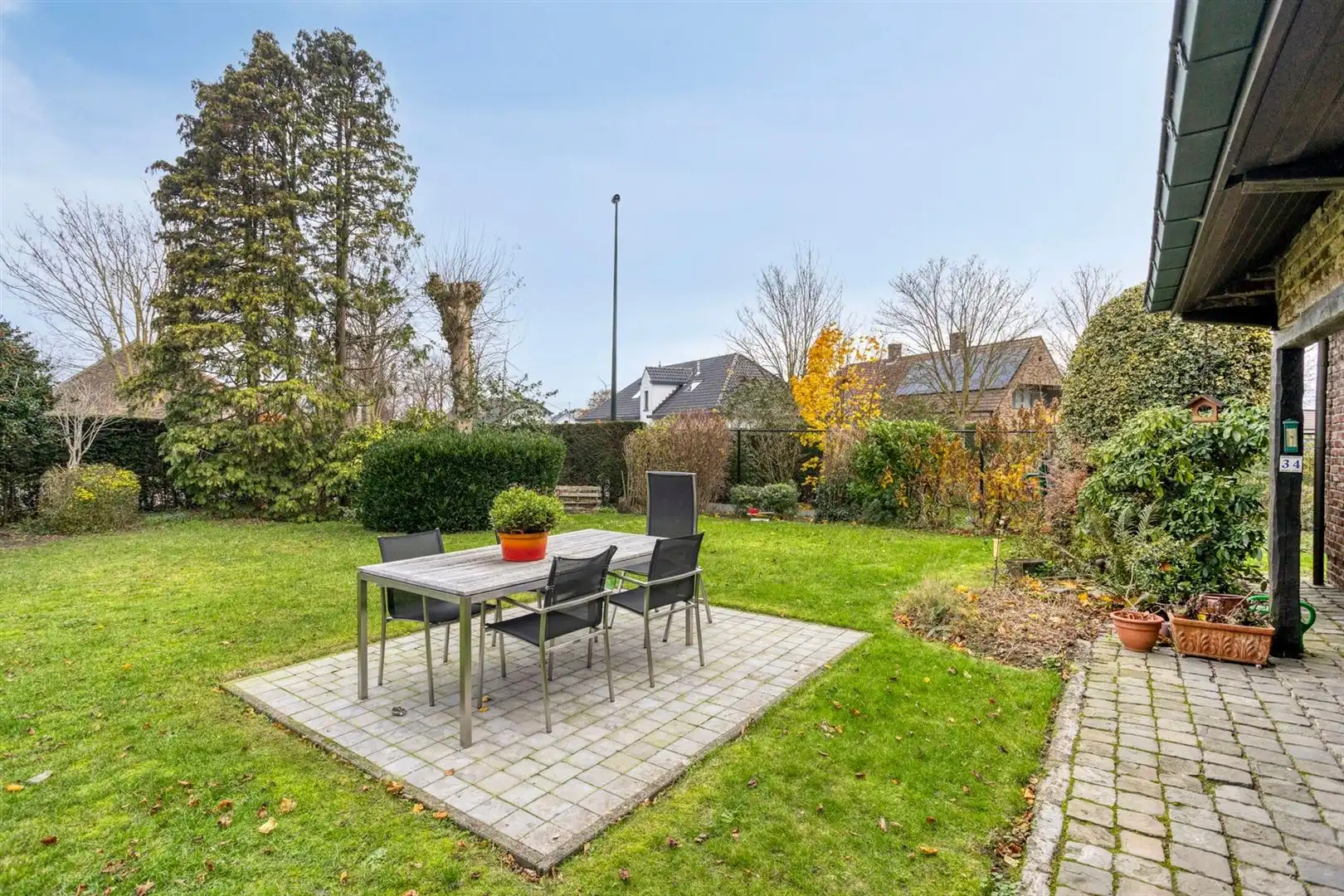 Rustig gelegen open bebouwing met 3 slaapkamers en garage op een perceel van 556 m². foto 23