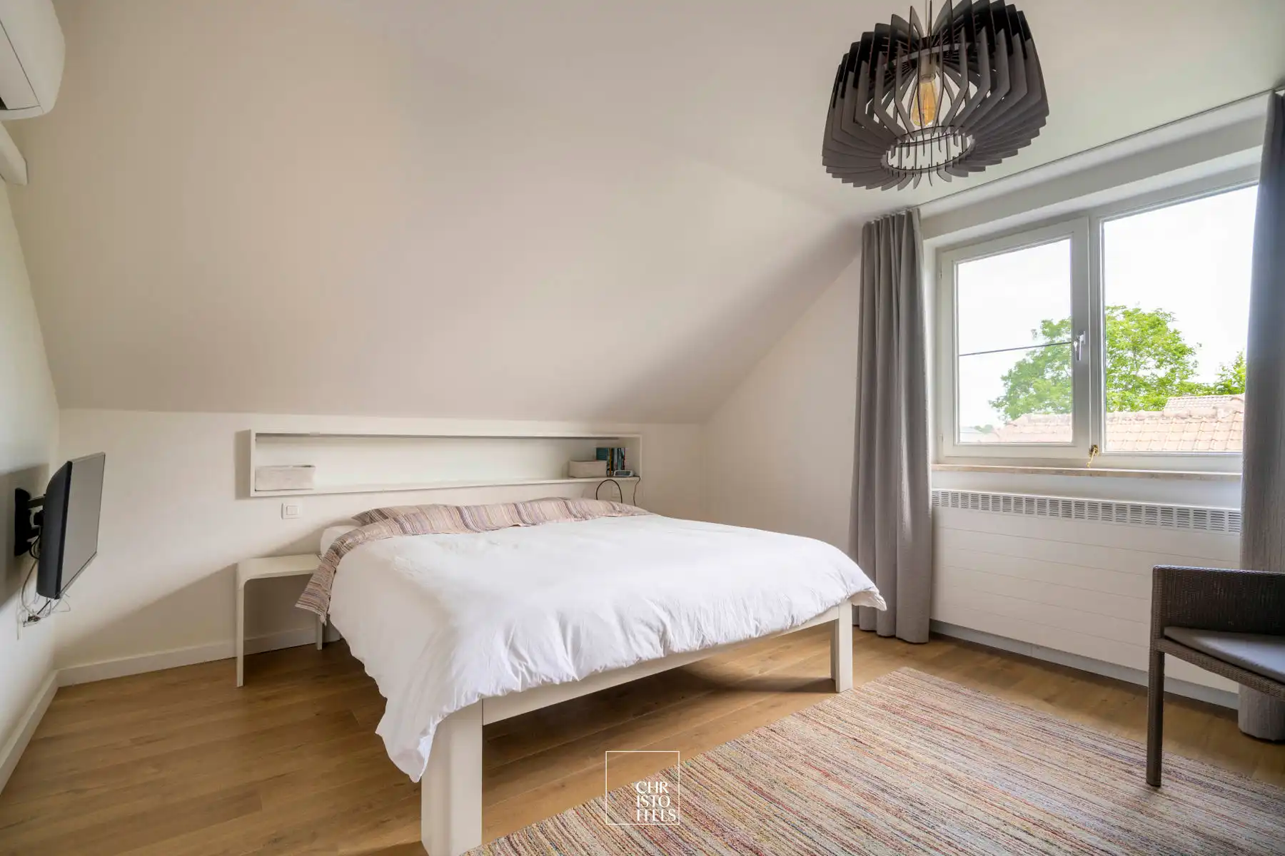 Stijlvol gerenoveerde vrijstaande woning met 3 slaapkamers en 2 badkamers op een perceel van 12a90ca!  foto 19