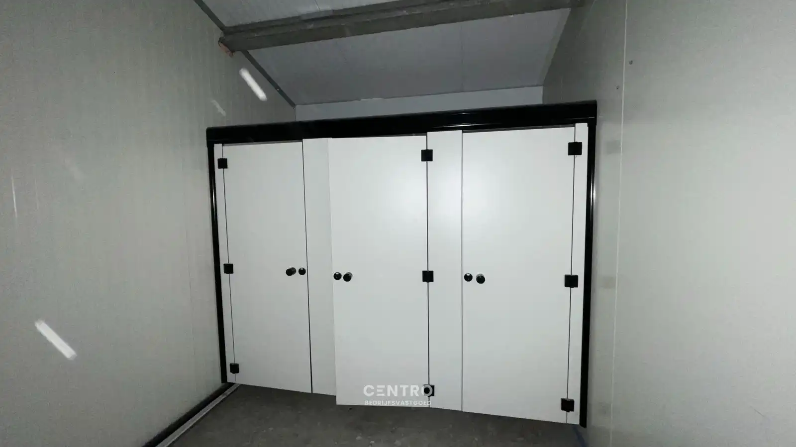 Instapklare MAGAZIJN (1.200m², voorzien van 2 LAADKADEN (met levellers), elektrische sectionaalpoort en verhard terrein (voor- en achterkant) op industriezone te Gistel. foto 15