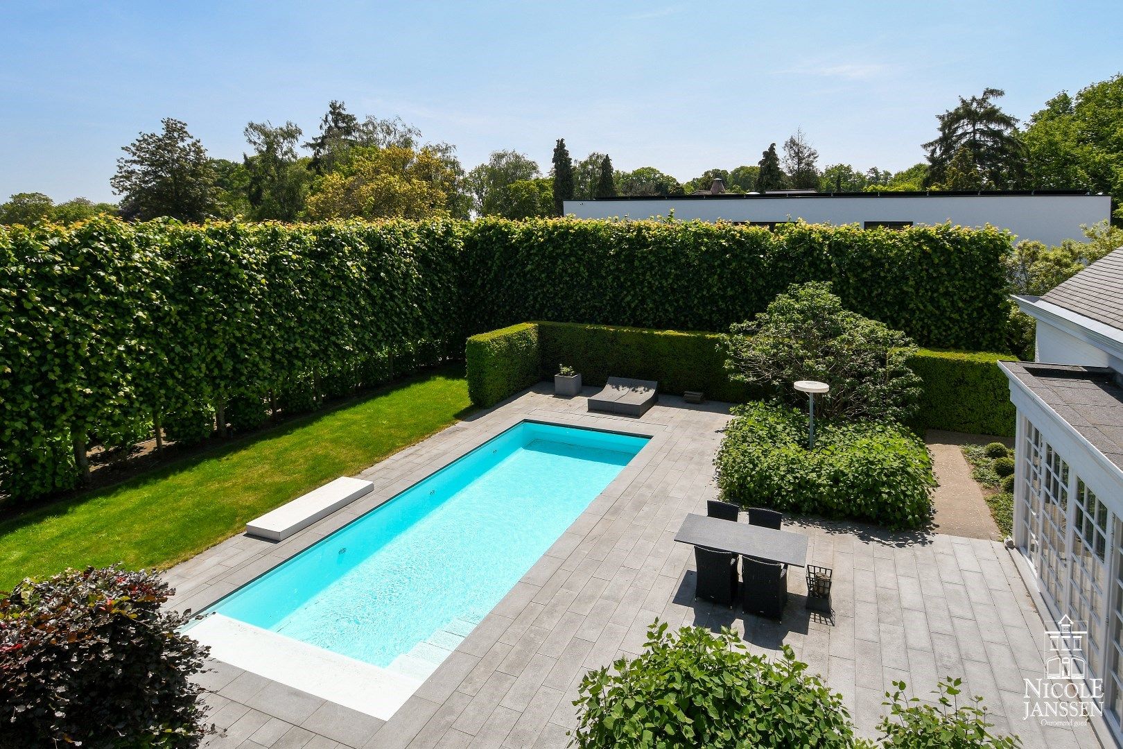 Luxueus en ruim ingedeeld landhuis met naastliggend garagegebouw met appartement foto 42