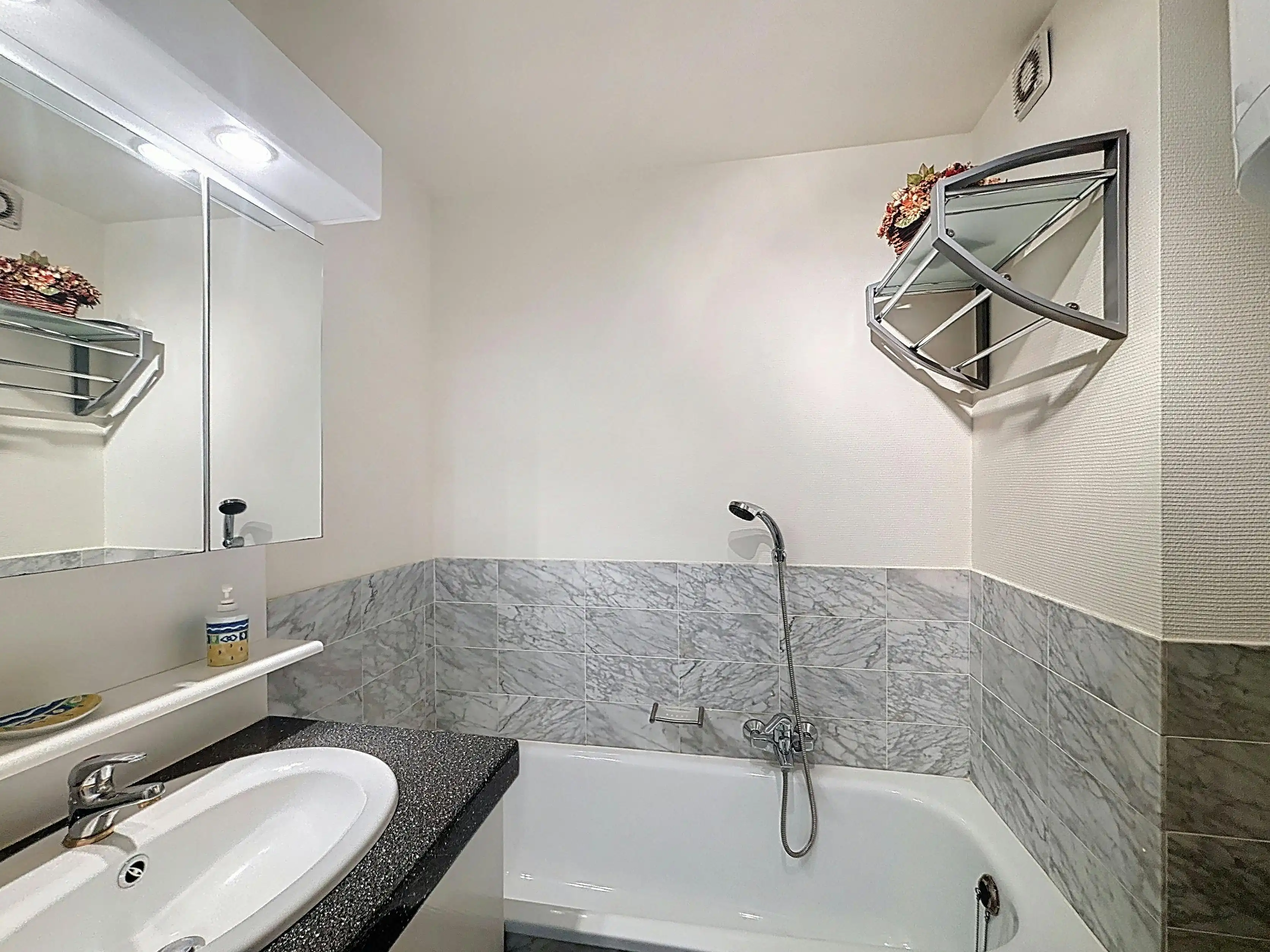 Gemeubileerde studio met slaaphoek te koop te Blankenberge foto 7