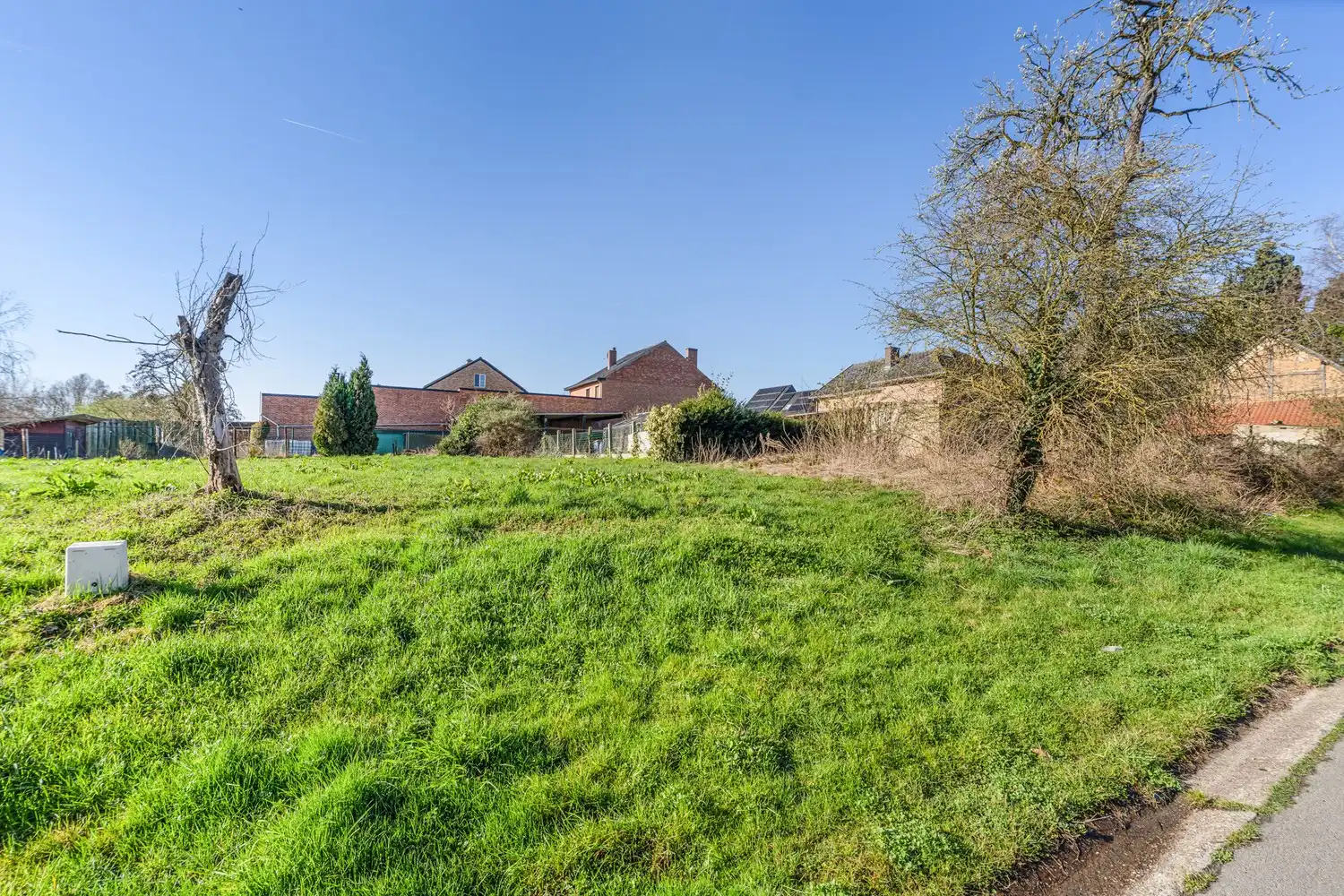 Halfopen bebouwing met zuidgerichte tuin foto {{pictureIndex}}