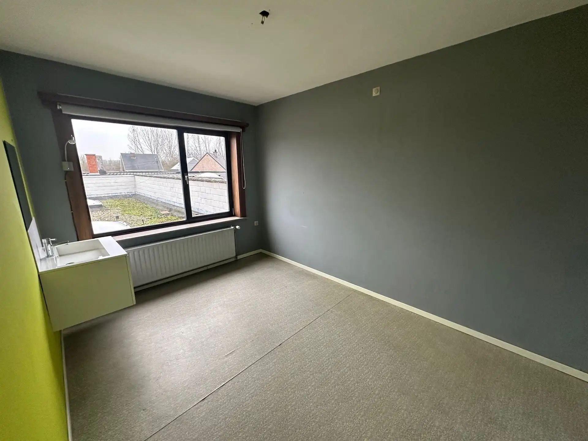 Ruim appartement met 3 slaapkamers boven handelszaak, vlot bereikbaar gelegen foto 8