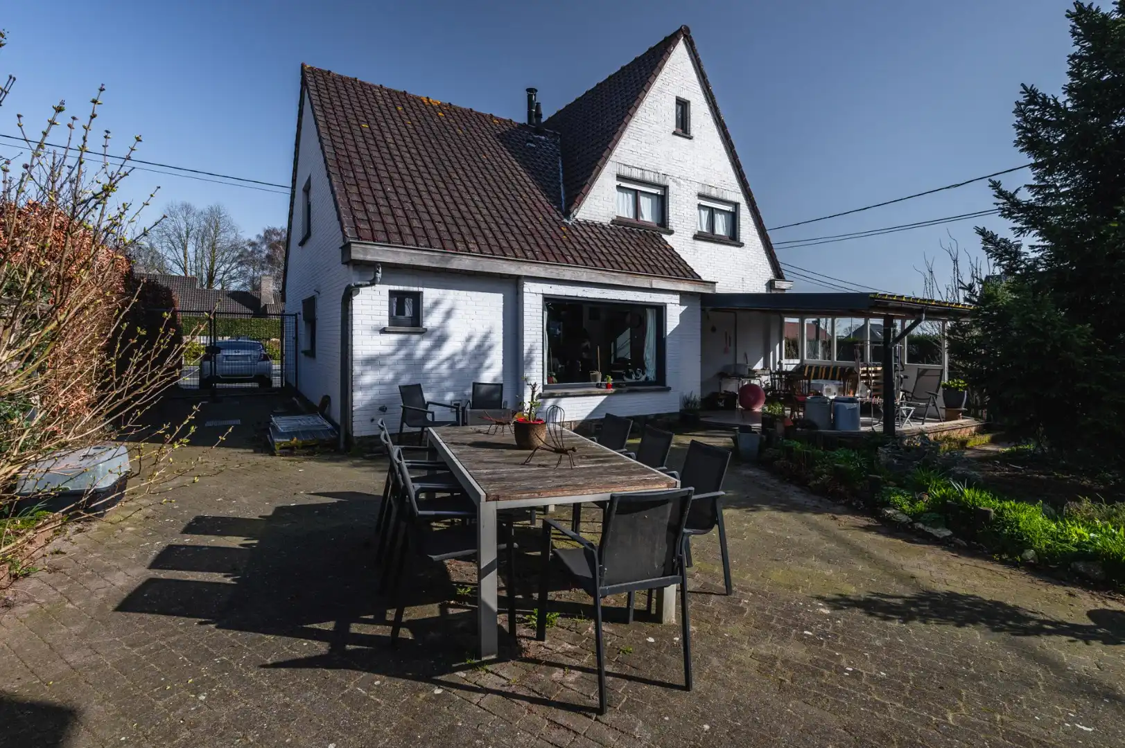 Alleenstaande woning met loods en bijhuis op 1073m² te Torhout. foto {{pictureIndex}}
