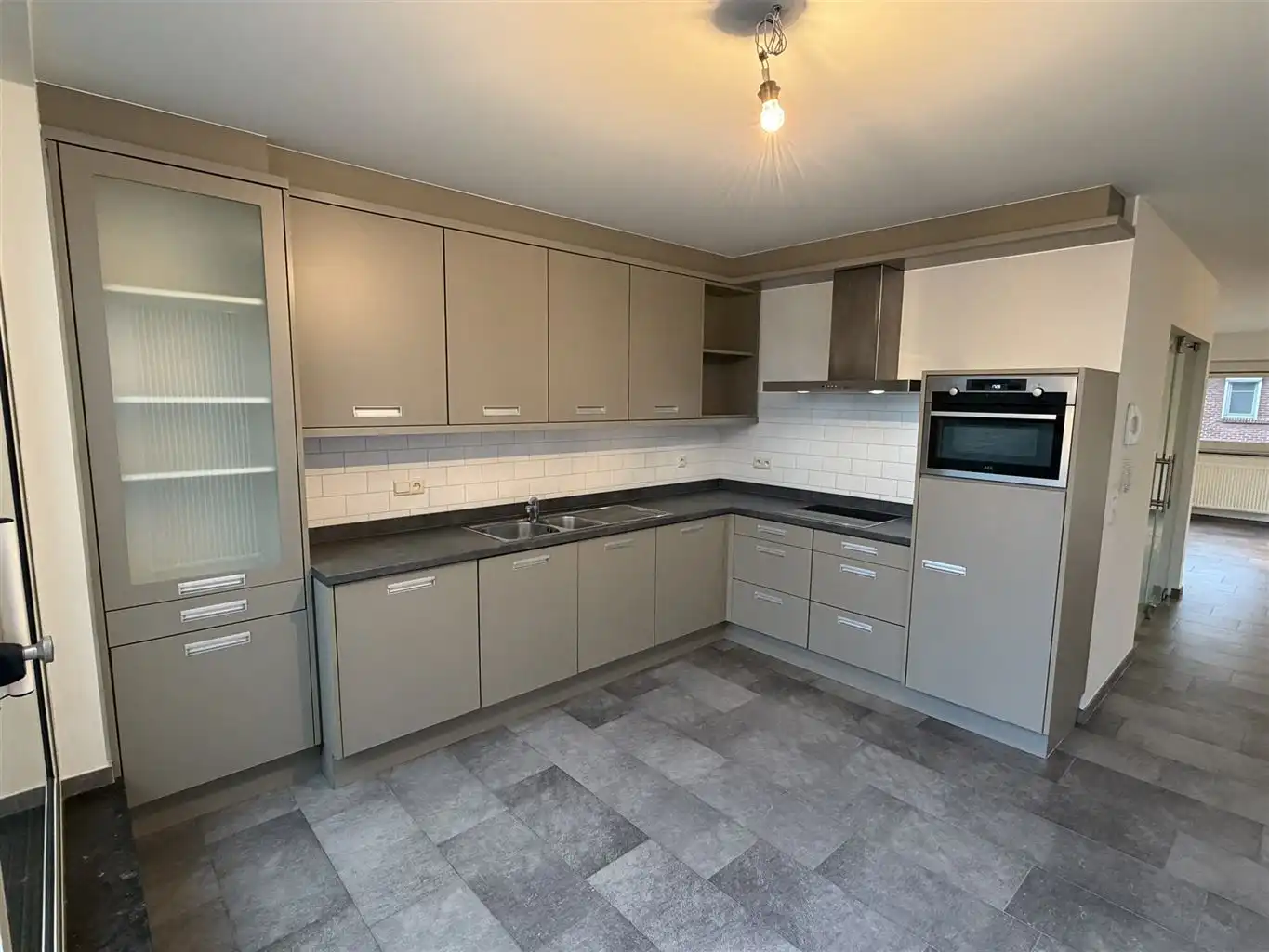 Instapklare stadswoning met 3 slaapkamers, aparte garage en tuintje. foto 12