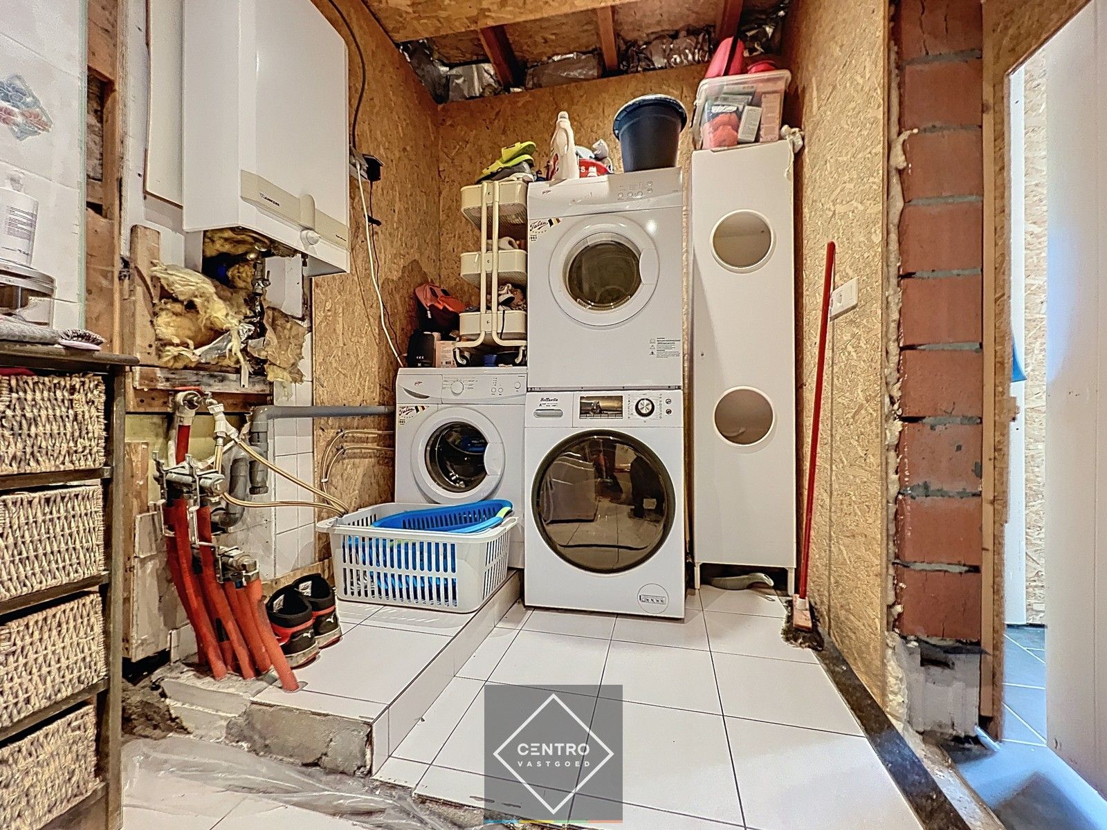 Voor de snelle beslisser! Leuke, BETAALBARE,  verder af te werken STARTERS-woning in het centrum van HEULE. foto 12