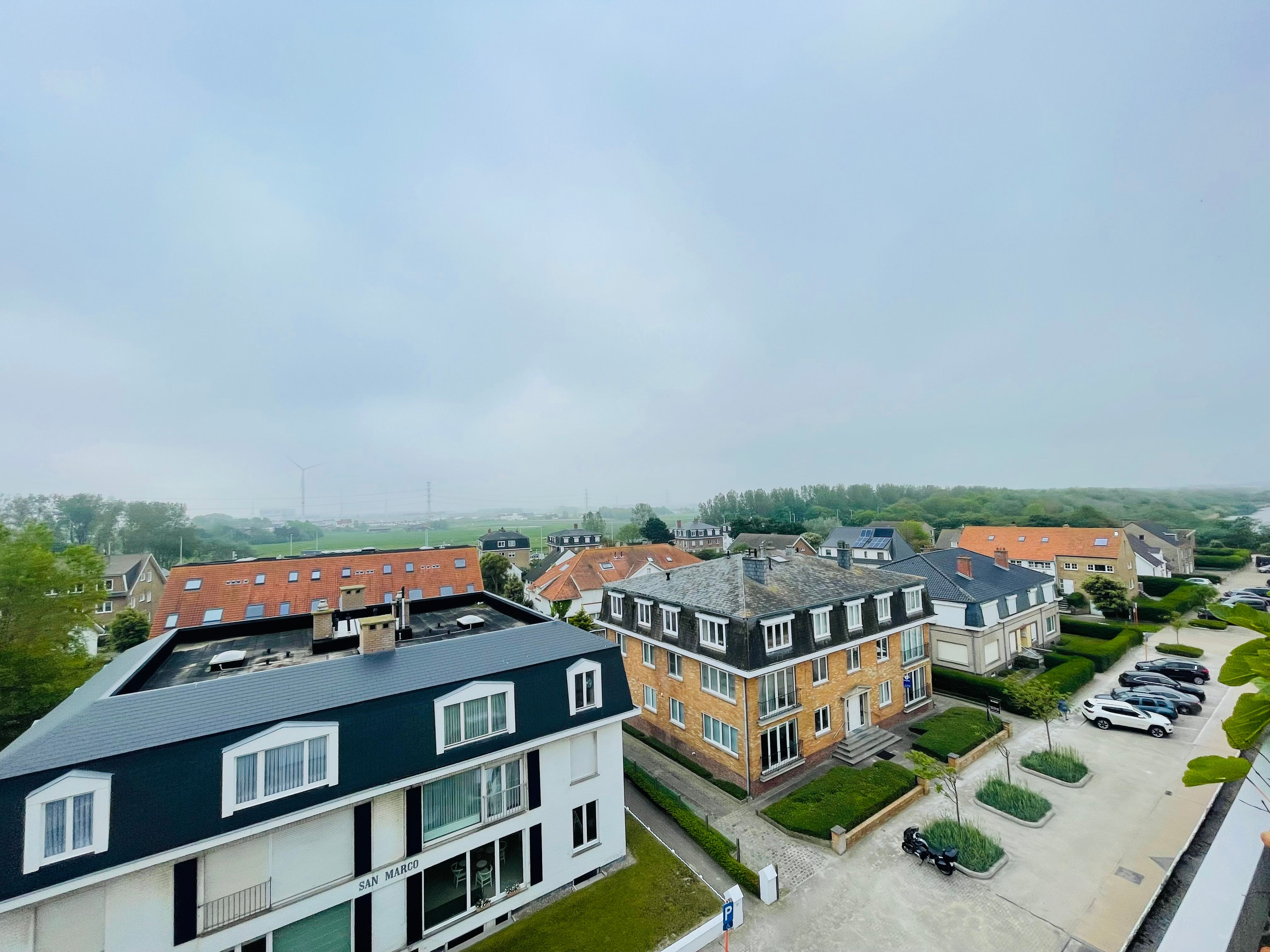 Toplocatie  Zeebrugge, op 50 meter van het STRAND,  Totaal vernieuwde ruime PENTHOUSE 132m² met TERRAS 36m² op het zuiden, 4 slaapkamers,2 badkamers, 4 jaar geleden gerenoveerd.  Gans de dag zon, van zonsopgang tot zonsondergang. foto 17