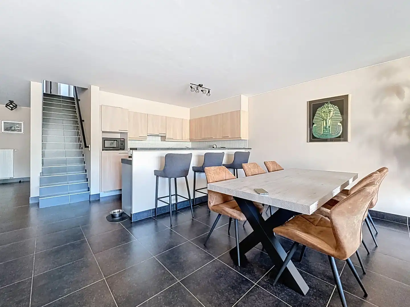 Ruim appartement met private tuin. foto {{pictureIndex}}