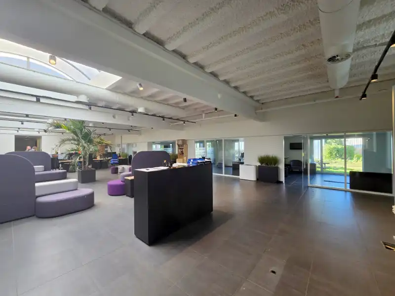 Magazijn met kantoren te huur foto 8