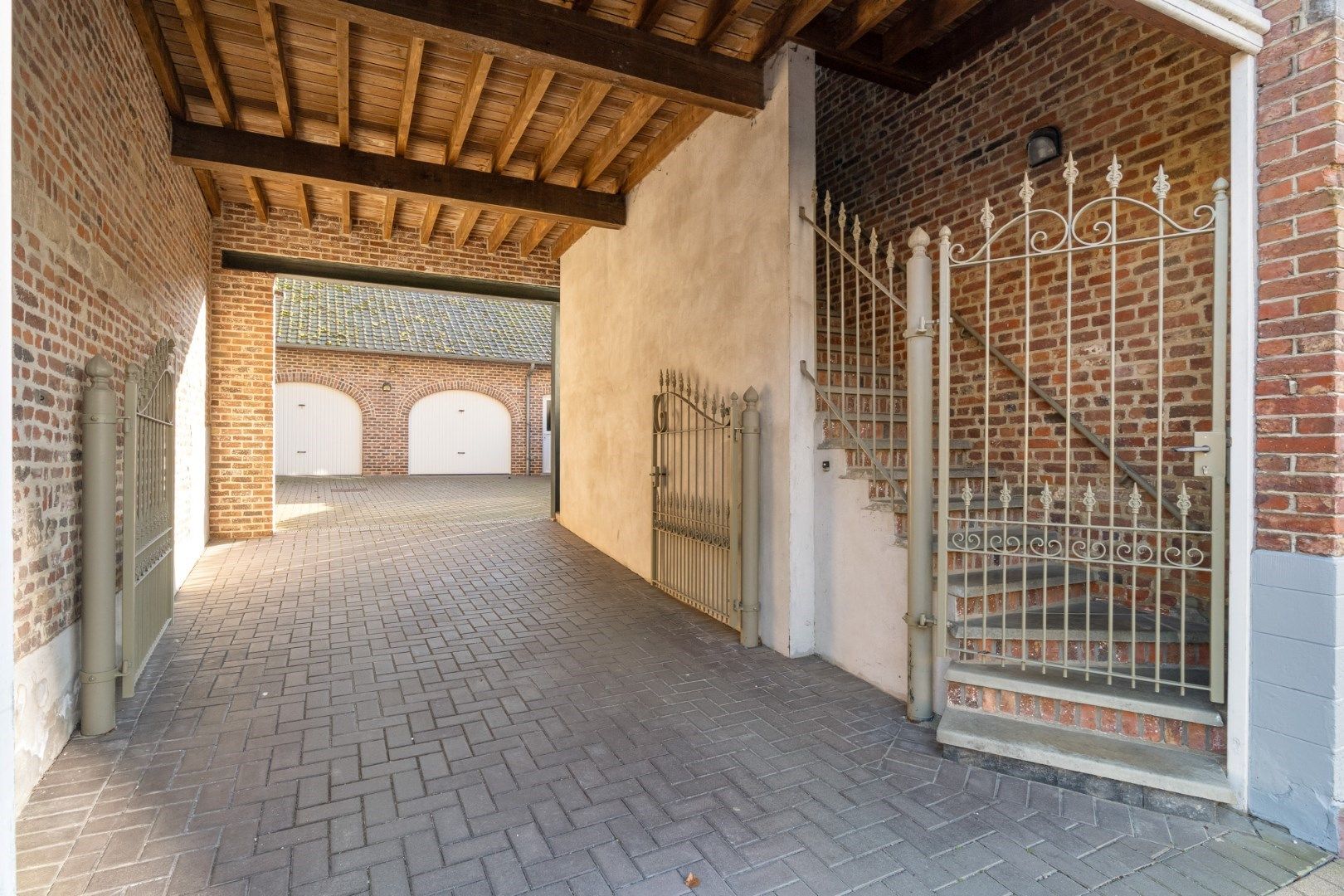 Duplexappartement (189 m²) met overdekt terras en garage in een statige herenwoning in het centrum van Hoeselt foto 5