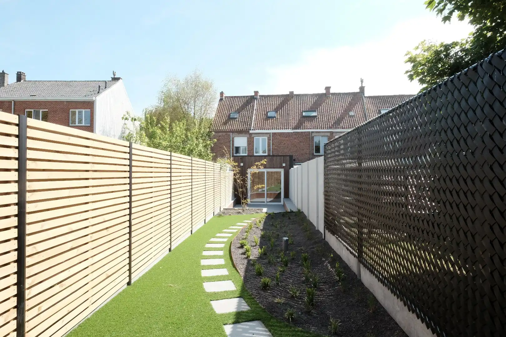 Volledig vernieuwde rijwoning met 3 slaapkamers, aangelegde tuin en private parkeerplaats foto 24