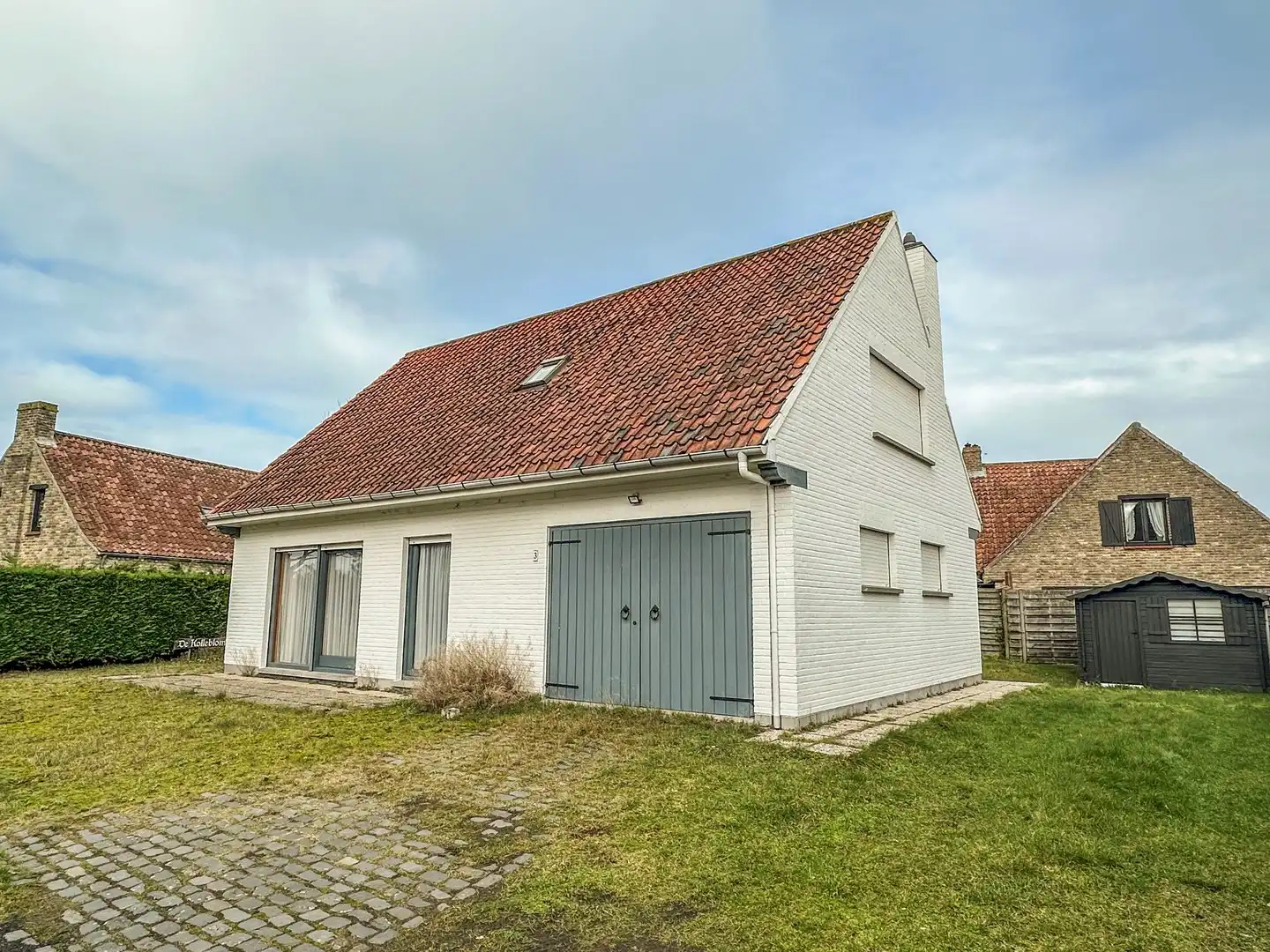 Welgelegen alleenstaande villa met opknapwerk Oostduinkerke-bad. foto {{pictureIndex}}