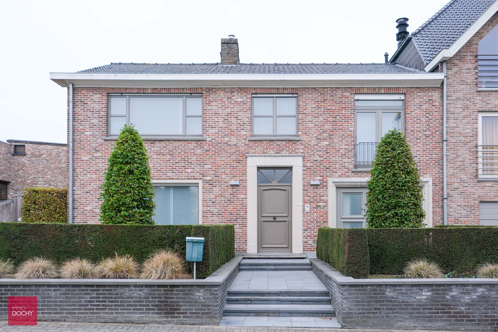 Kwalitatief afgewerkte villa met ruime garage en tuin foto {{pictureIndex}}