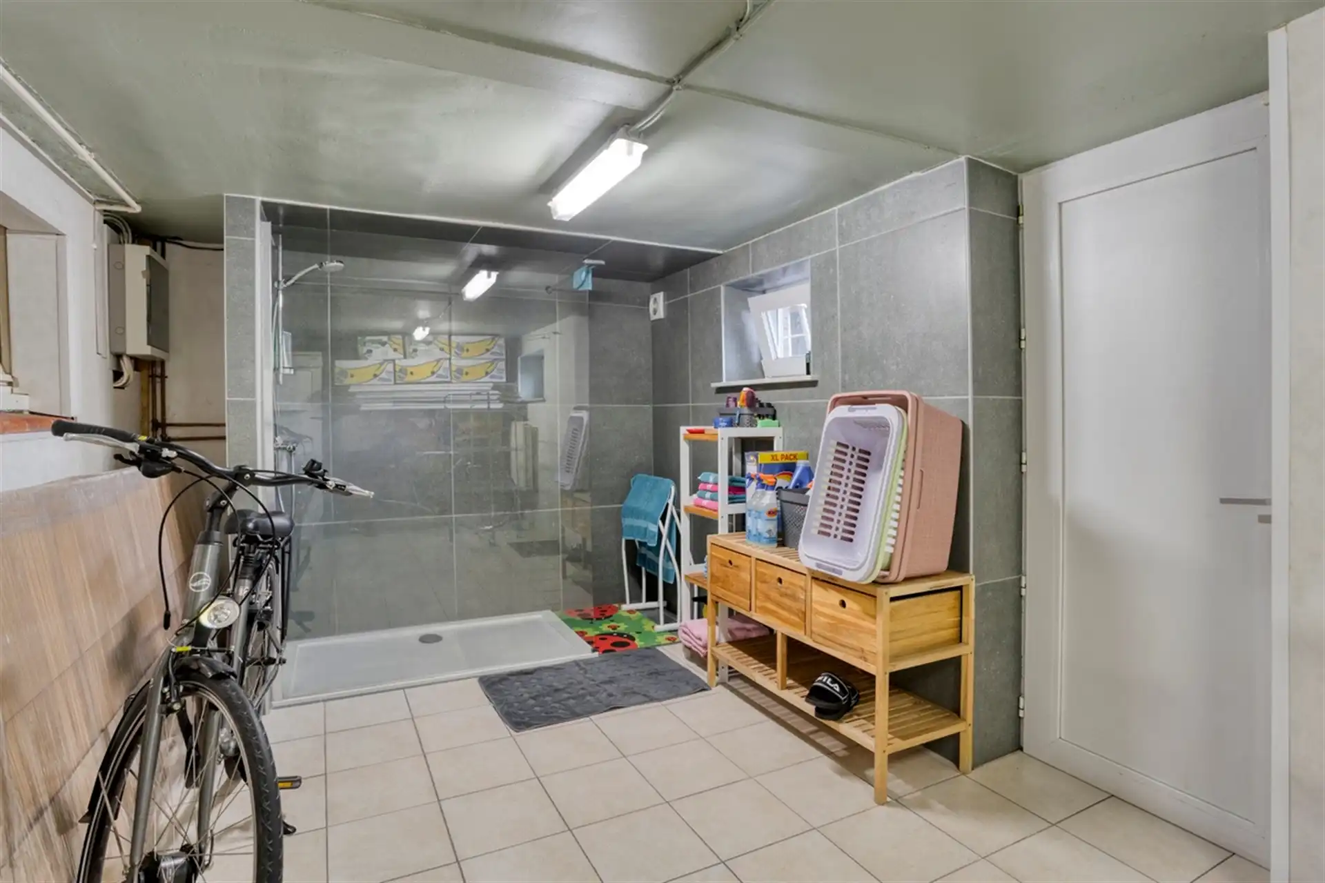 Gezinswoning met 3 slaapkamers, tuin en garage in rustige straat foto 28