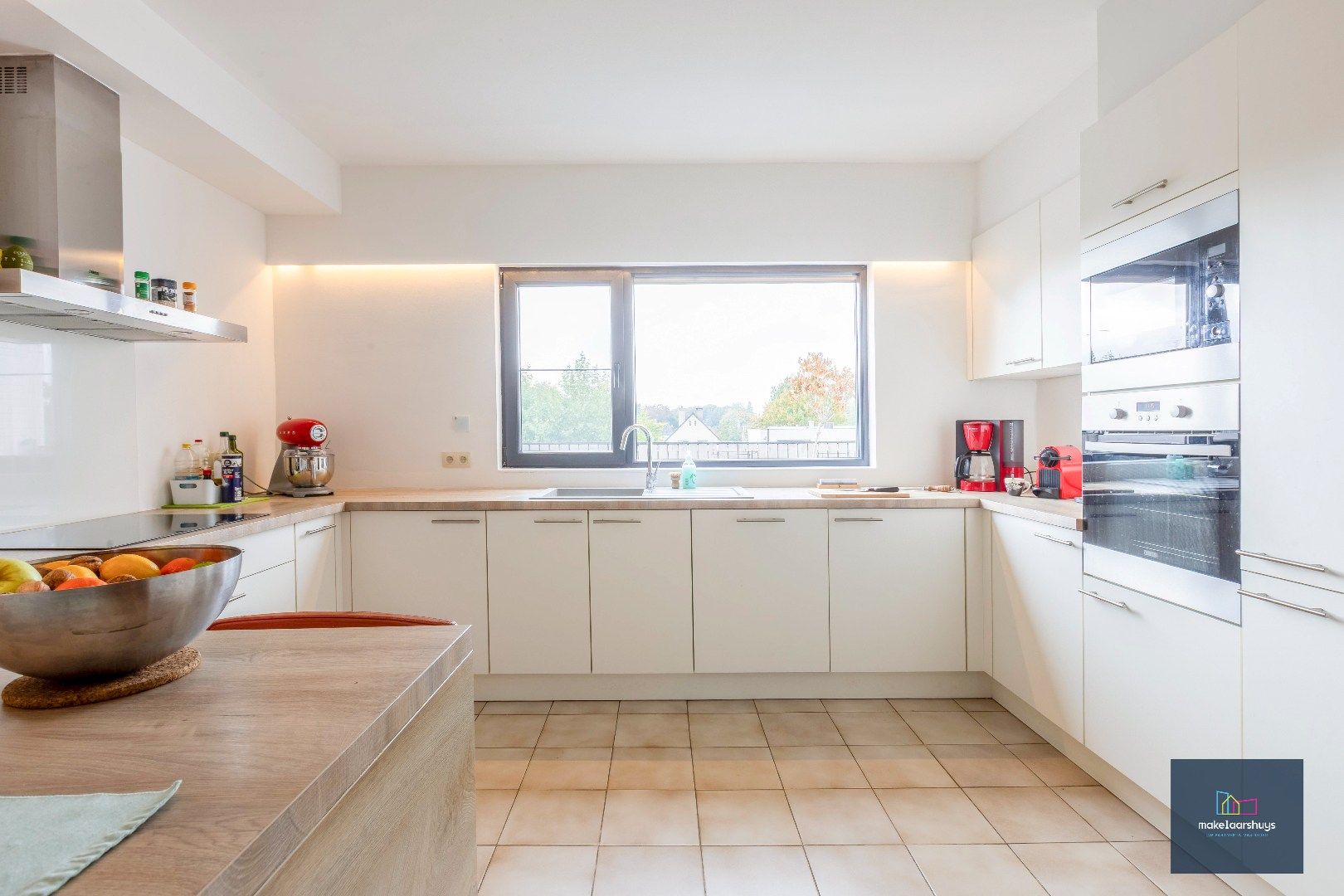 Instapklare woning in rij  met zonneterras en 2 staanplaatsen foto 10