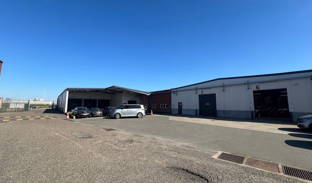 Budgetvriendelijke opslagruimte met mogelijkheid tot kantoren te huur in Sint-Niklaas foto {{pictureIndex}}