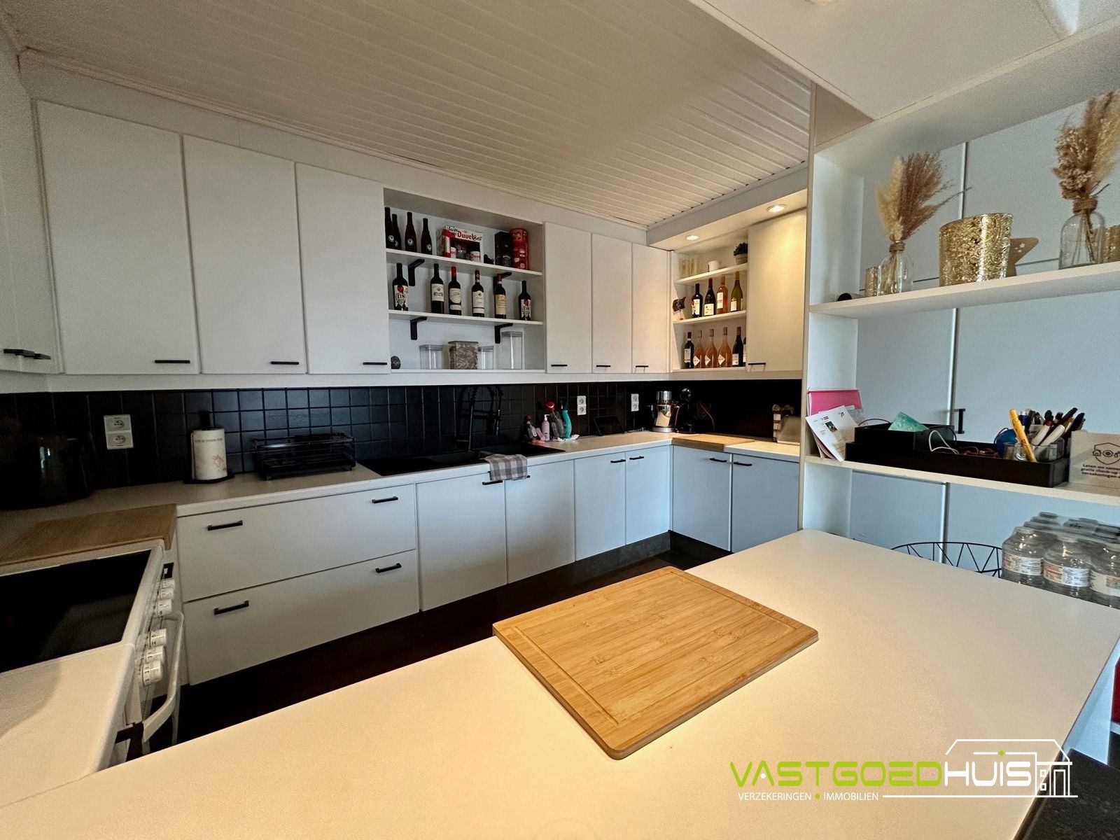 Hedendaagse gezinswoning met tuin en loods foto 10
