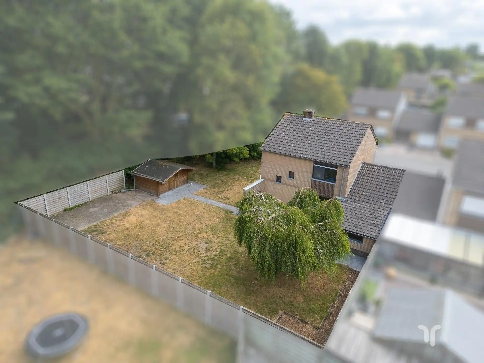 Halfopen gezinswoning met ruime tuin en garage in een rustige buurt. foto 14