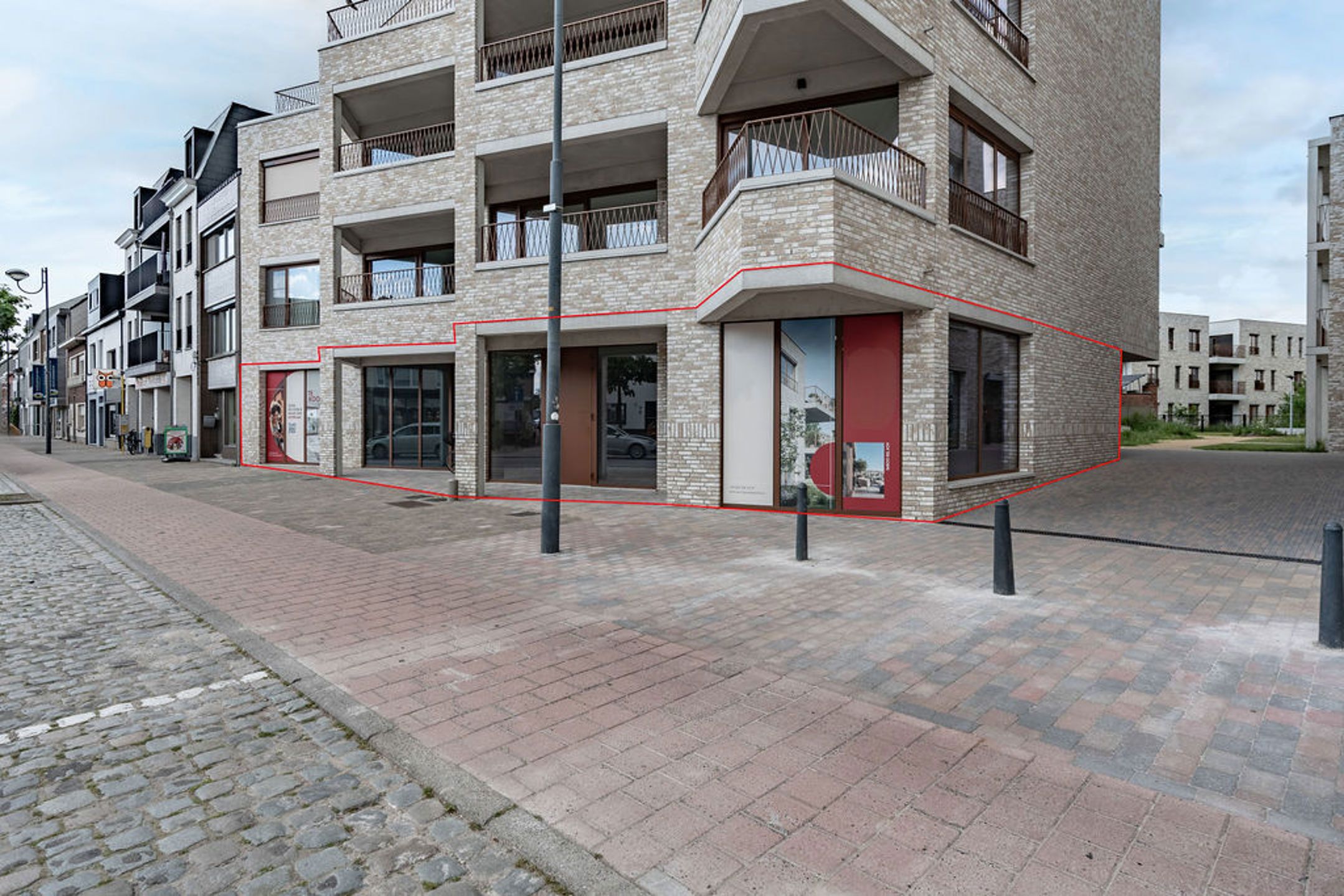 Een knappe commerciële ruimte van +/- 280 m² in het centrum foto {{pictureIndex}}
