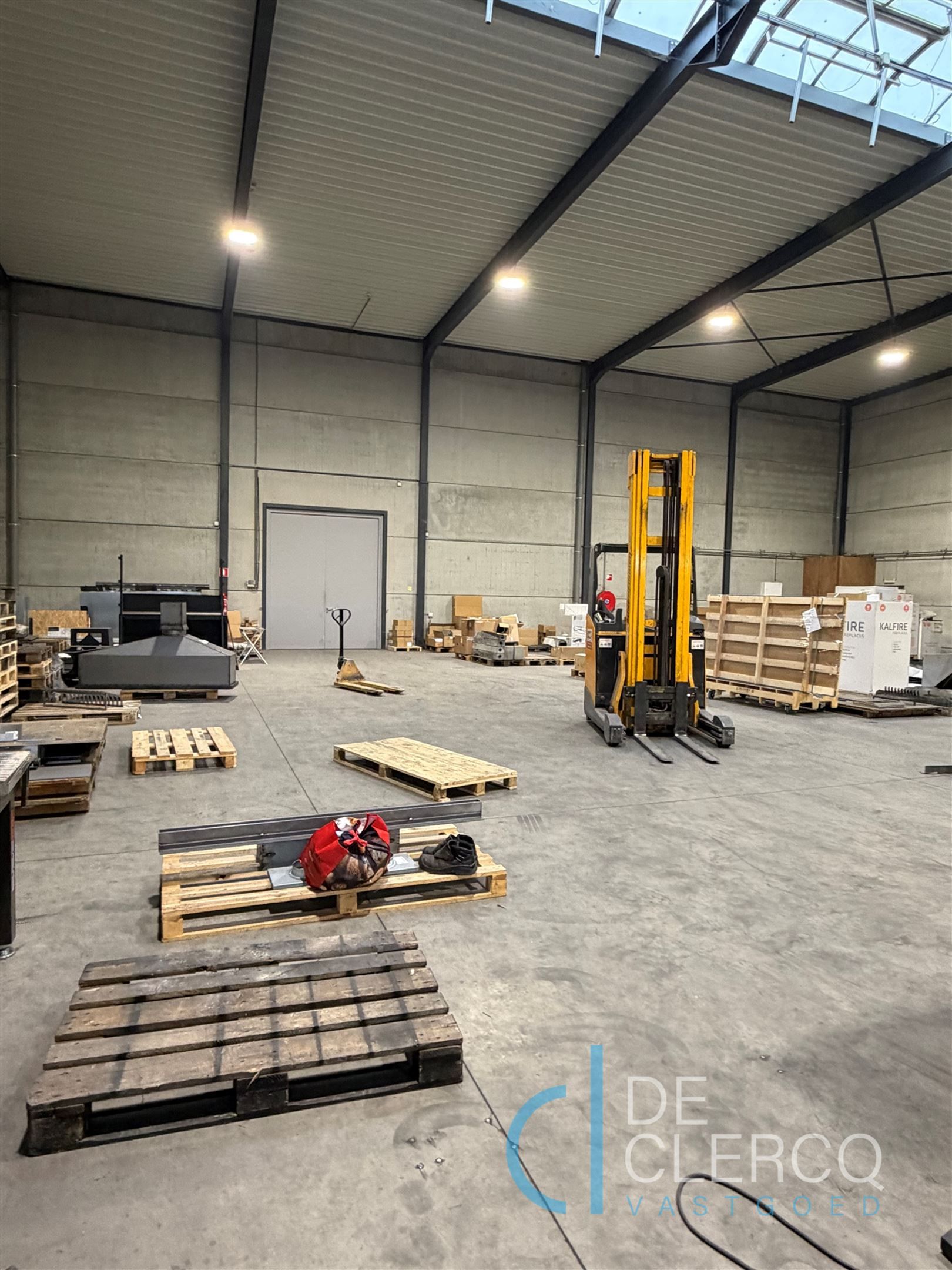 Ruim, goed gelokaliseerd magazijn te huur met parking!  foto 4