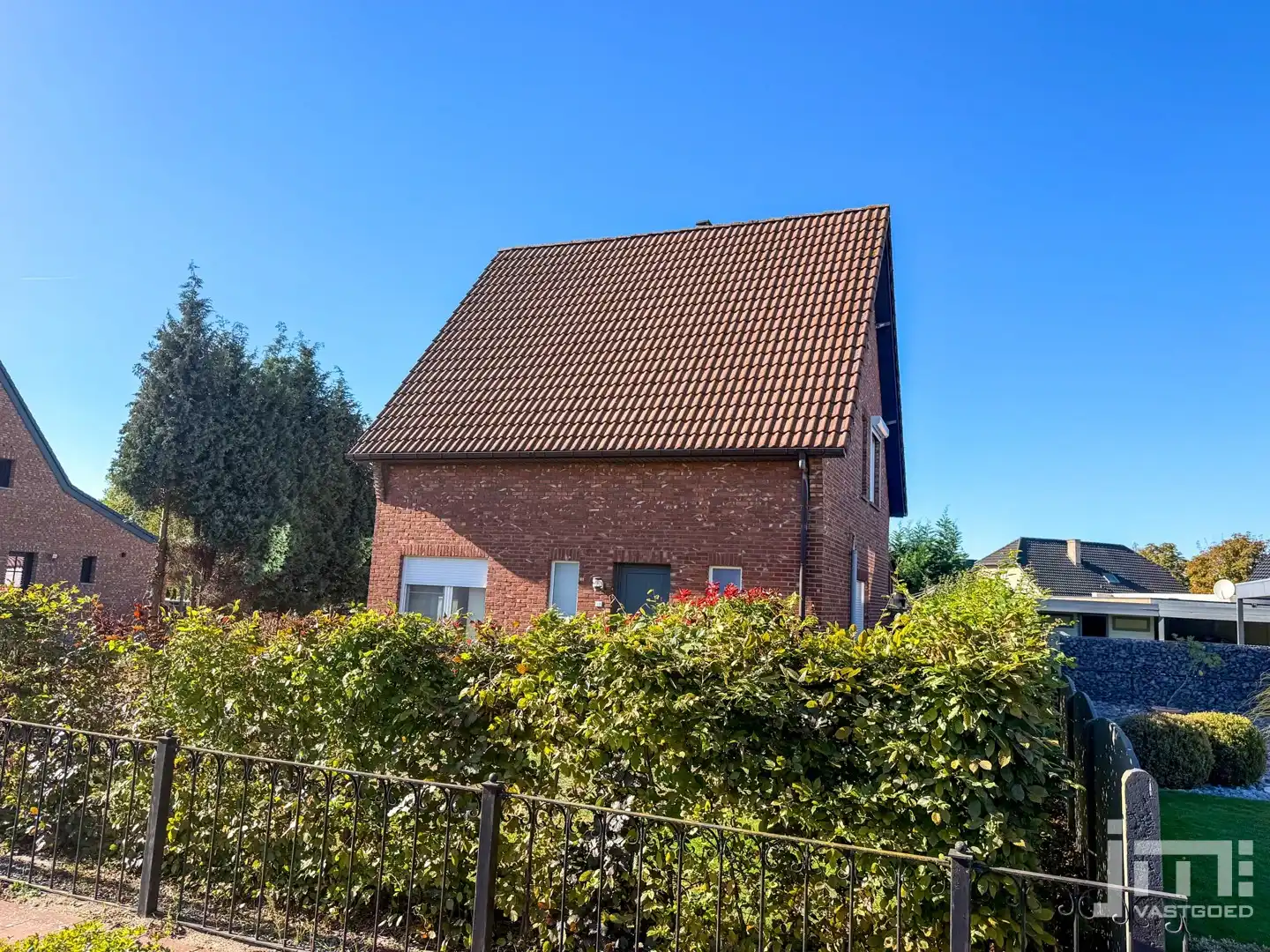 Rustig gelegen, instapklare gezinswoning met 3 slaapkamers en mooie tuin foto 2