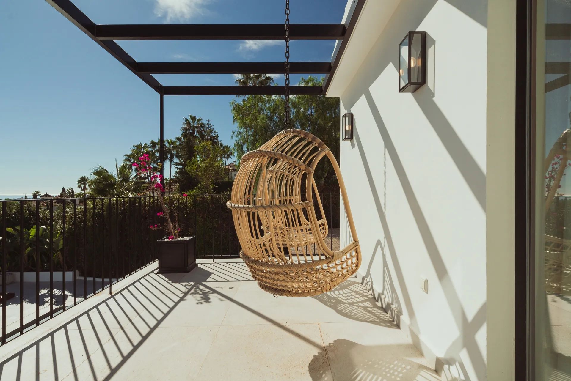 Ontdek dit uniek leven in de Golf Valley: eigentijdse villa met adembenemende uitzichten in Nueva Andalucía foto 22