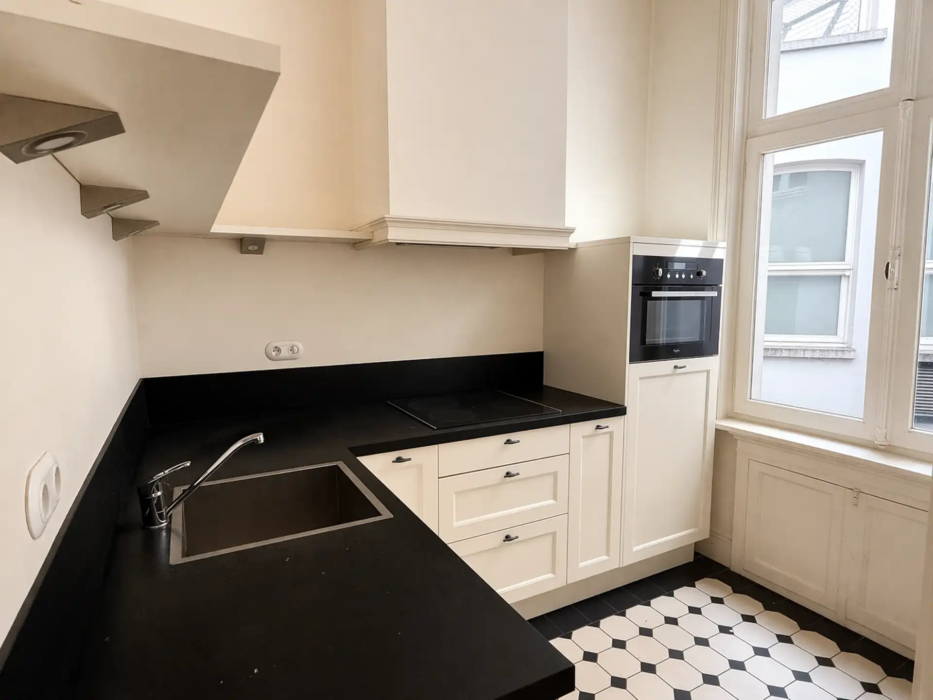 Authentiek 2-slaapkamer appartement op toplocatie. foto 3