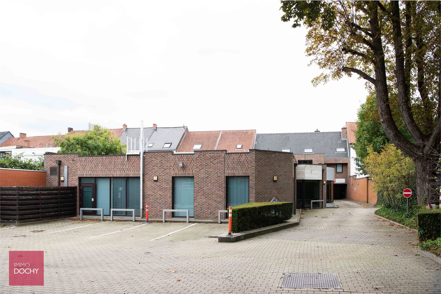Multifunctioneel commercieel gebouw met parking en uitweg | Stationsstraat foto {{pictureIndex}}