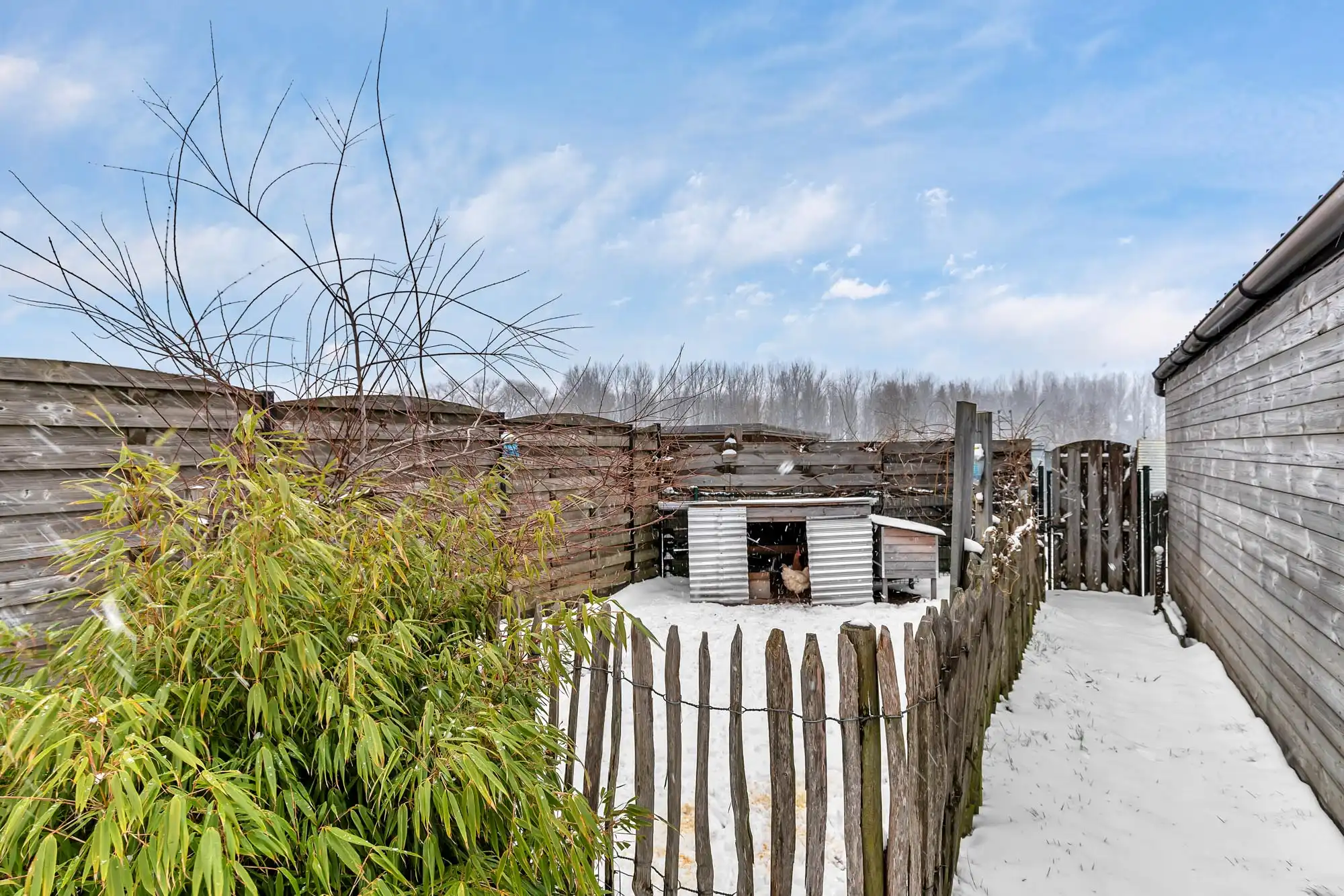 Instapklare gezinswoning met achteruitweg en garage foto 17
