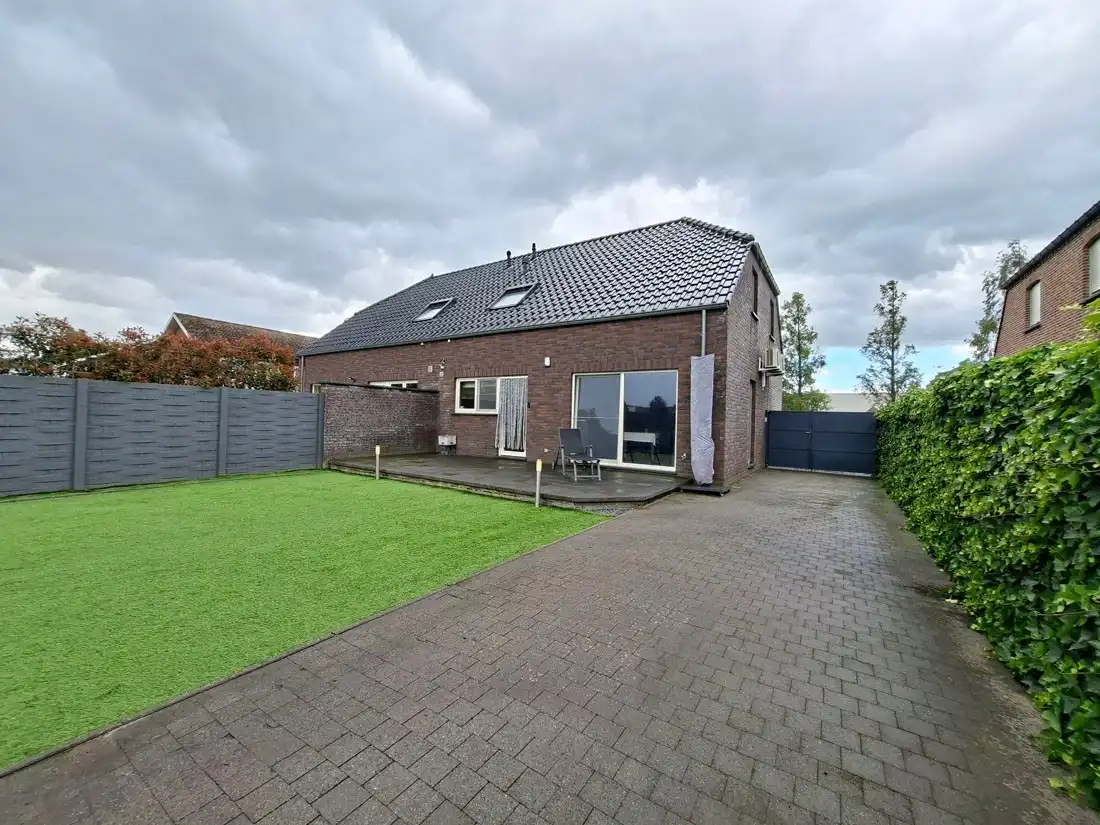 Eigentijdse halfopen bebouwing te Neeroeteren (Maaseik) foto 21