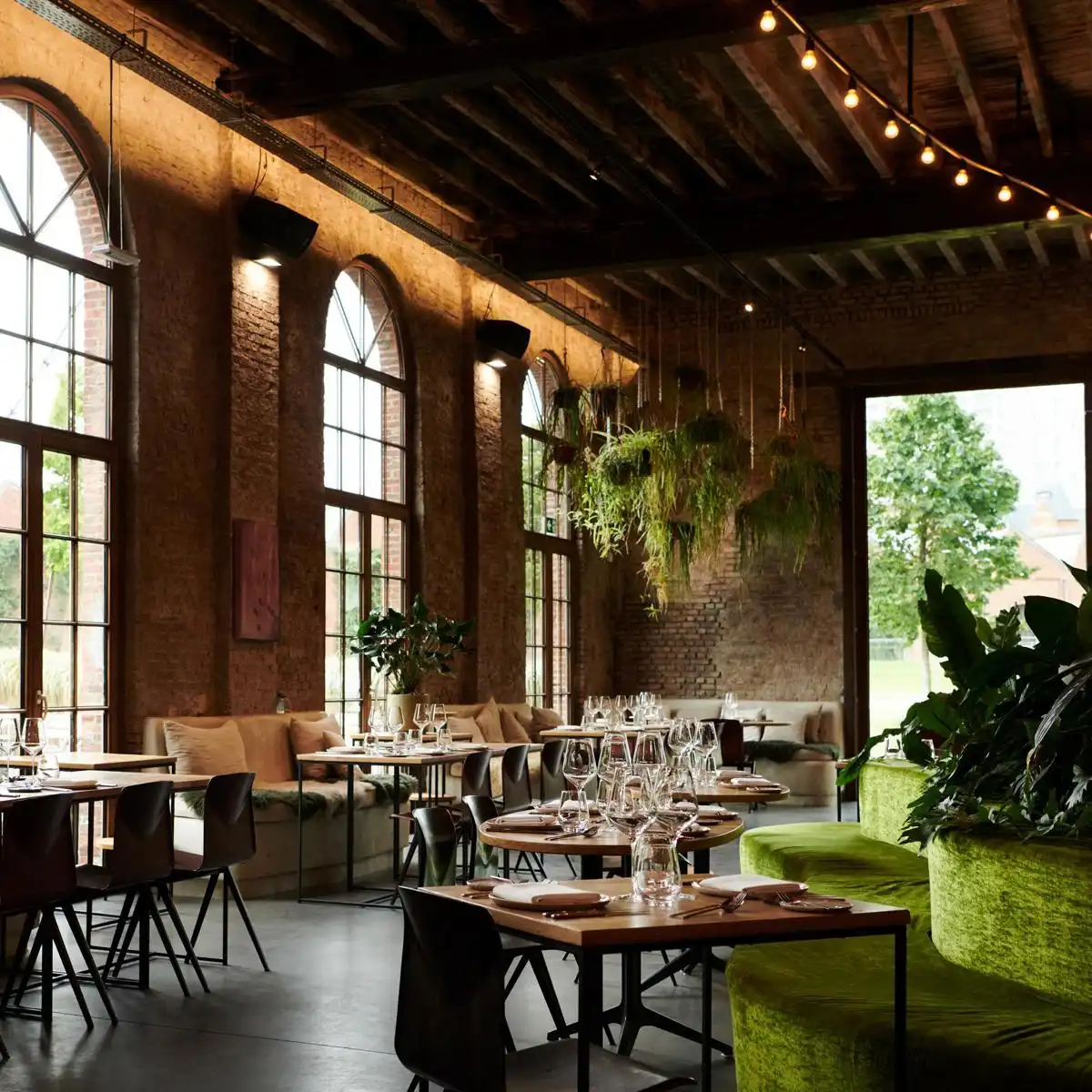 Horecapand met terras aan Park Spoor Noord foto {{pictureIndex}}